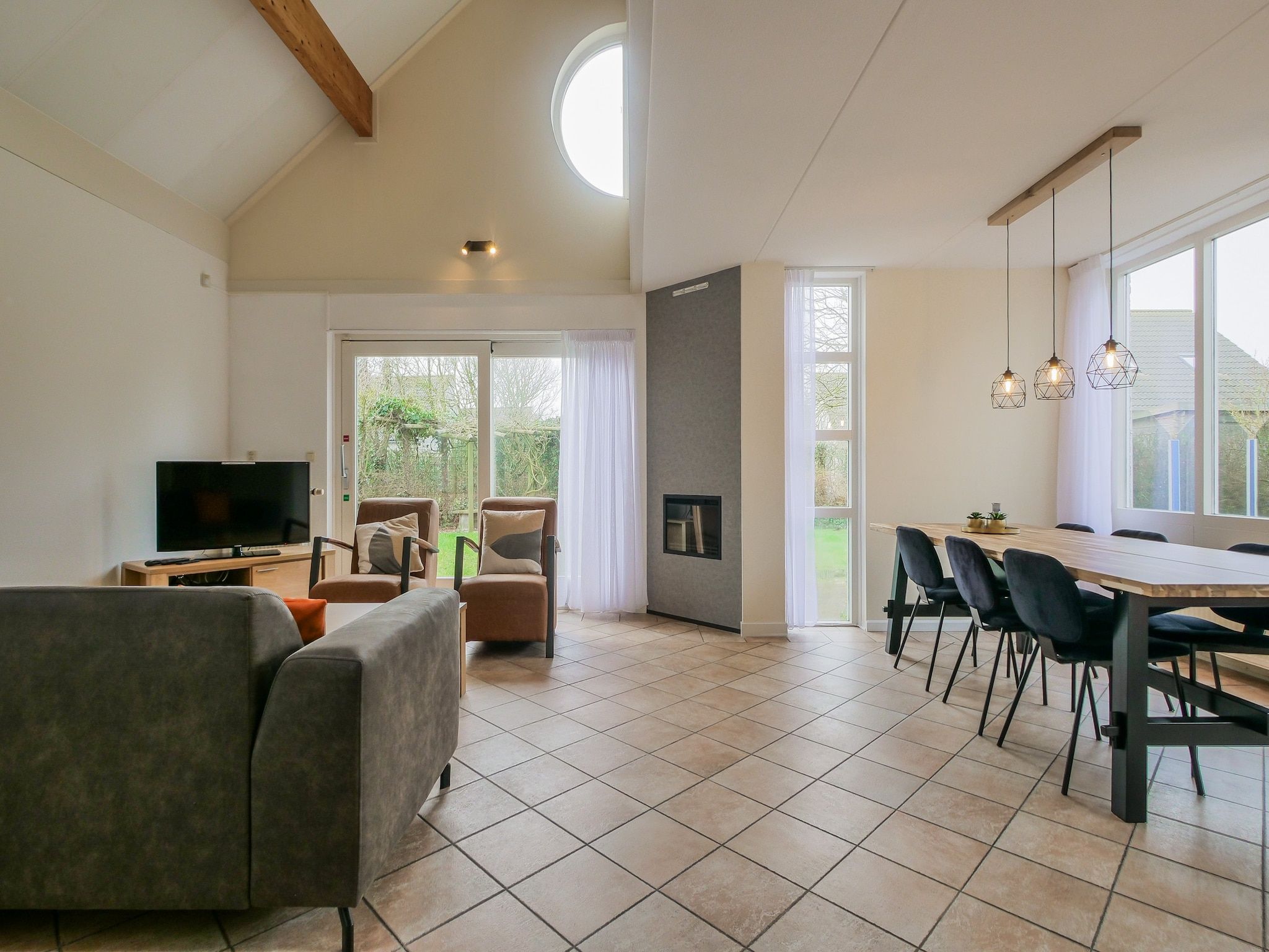 De eetkamer van Ooghduyne Villa Opduin in Julianadorp
