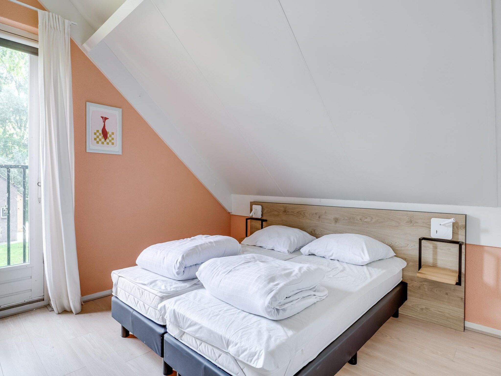 Een slaapkamer van 7 - Persoons Forest 217 Sauna Bungalow (copy) in Ewijk