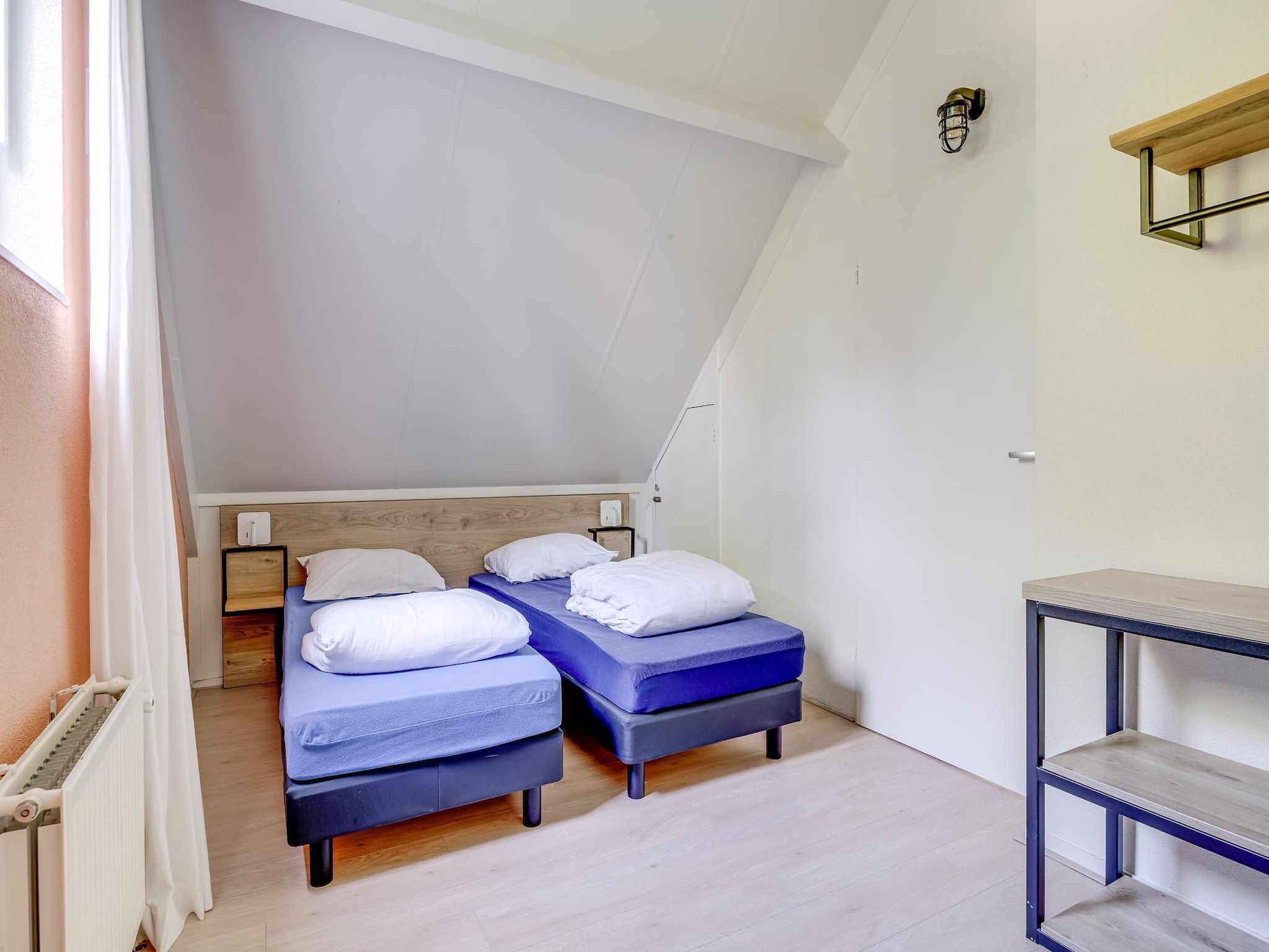 Een slaapkamer van 7 - Persoons Forest 217 Sauna Bungalow (copy) in Ewijk