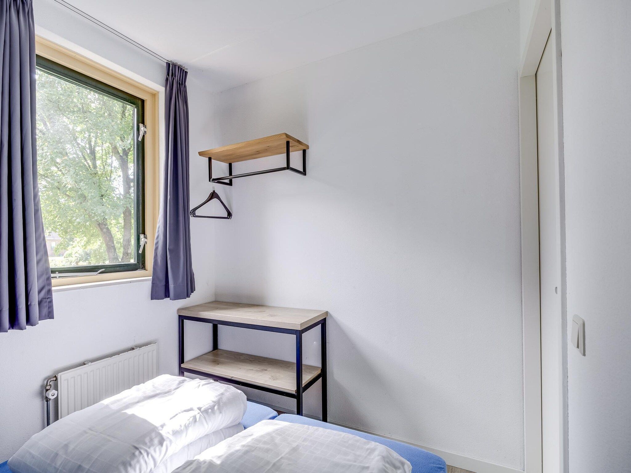 Een slaapkamer van 7 - Persoons Forest 217 Sauna Bungalow (copy) in Ewijk