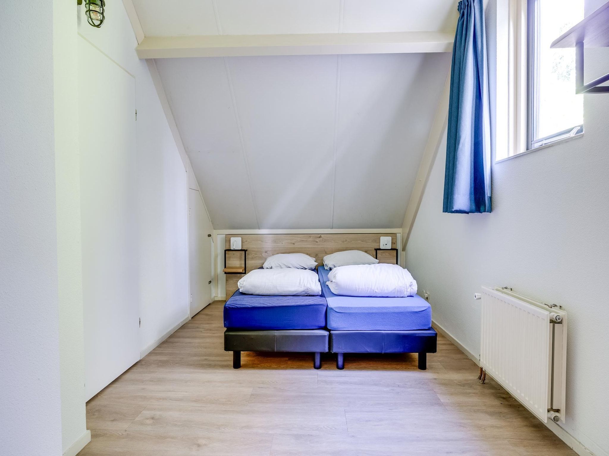 Een slaapkamer van 7 - Persoons Forest 217 Sauna Bungalow (copy) (copy) in Ewijk