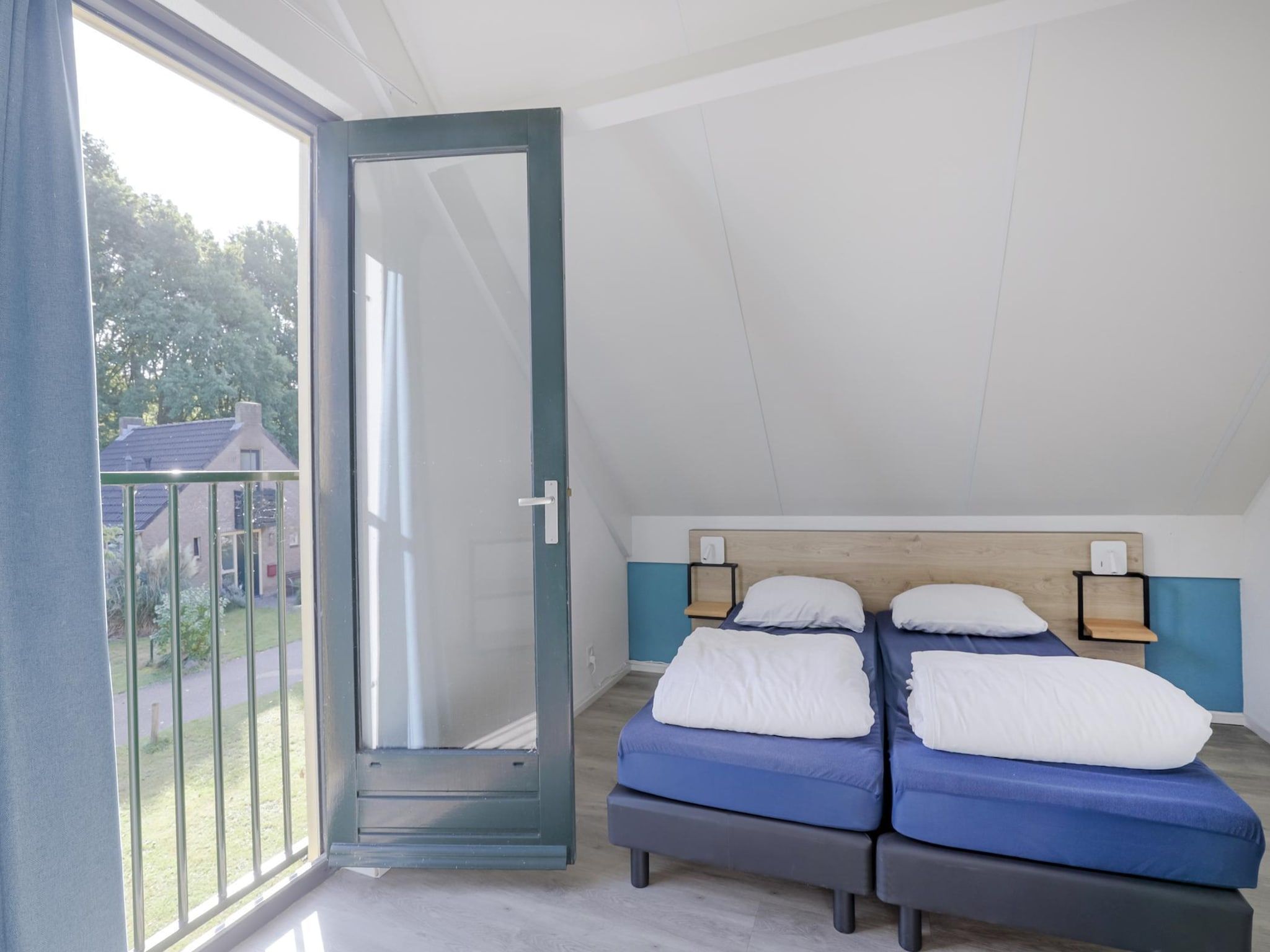 Een slaapkamer van 7 - Persoons Forest 217 Sauna Bungalow (copy) (copy) in Ewijk