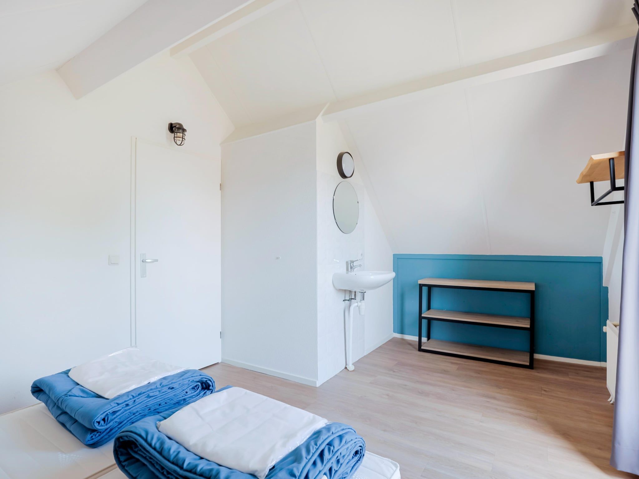 Een slaapkamer van 7 - Persoons Forest 217 Sauna Bungalow (copy) (copy) (copy) in Ewijk