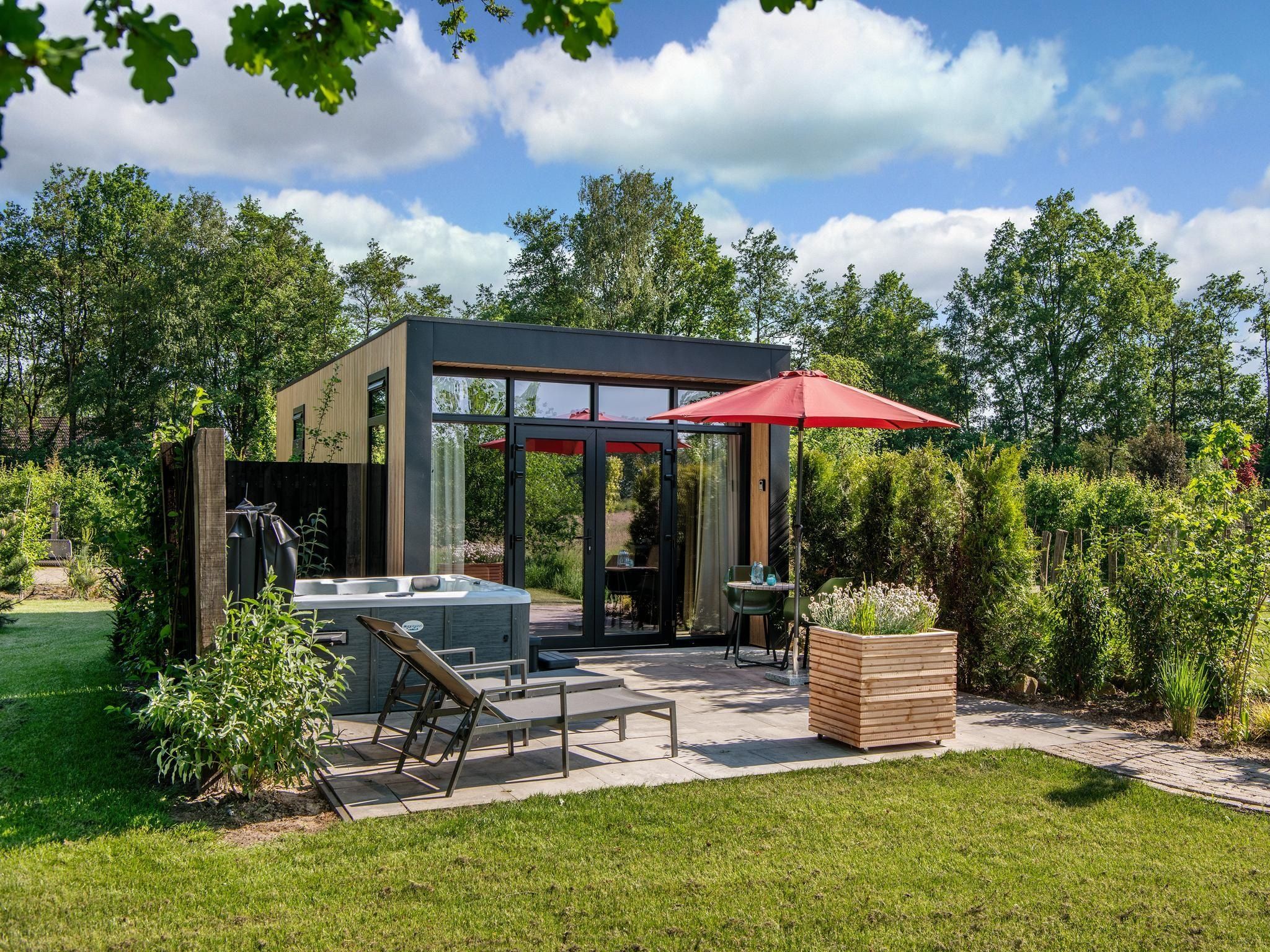 De buitenkant van Wellnesslodge Specht 2p in Dalerveen