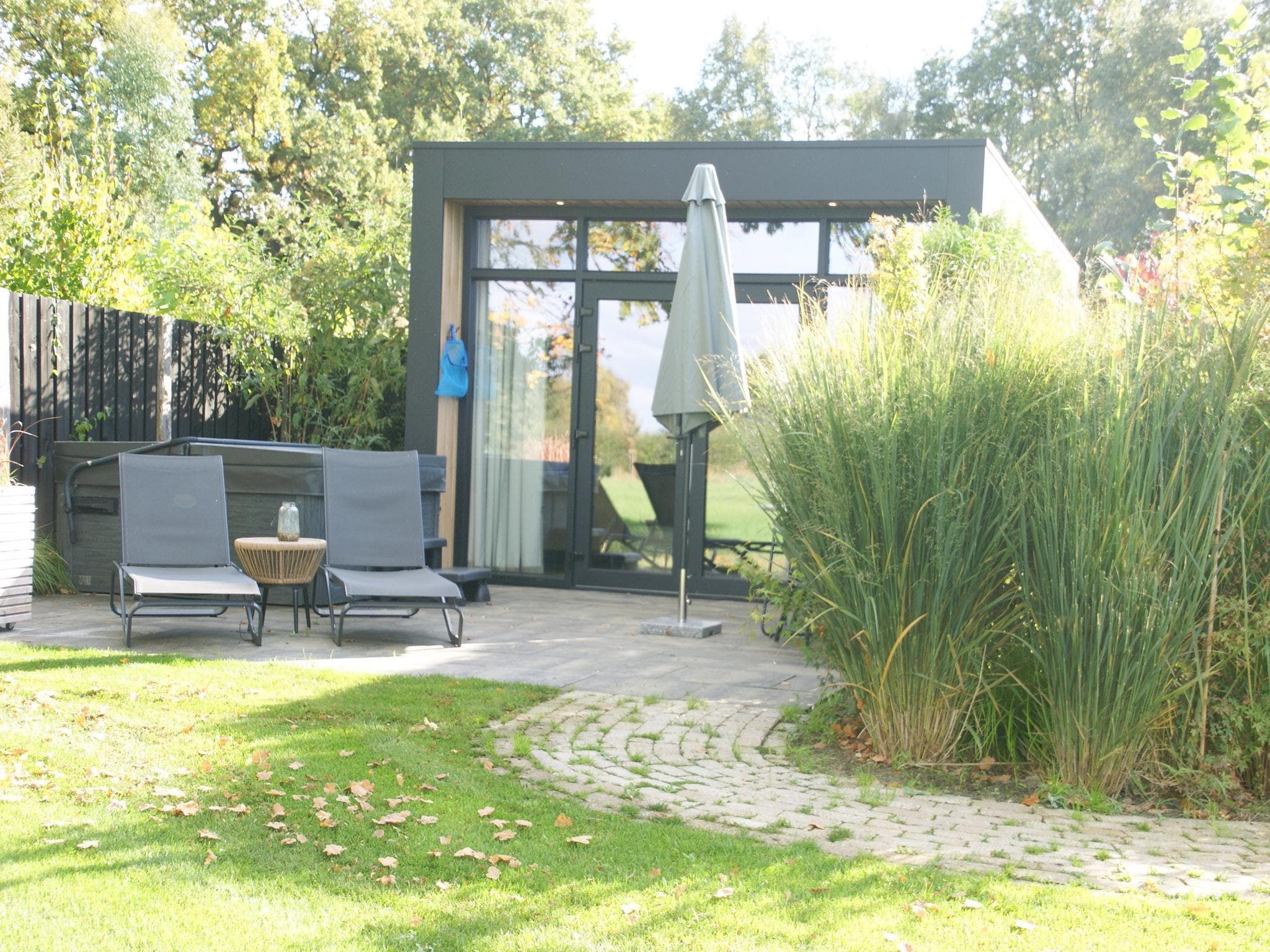 De buitenkant van Wellnesslodge Specht 2p in Dalerveen