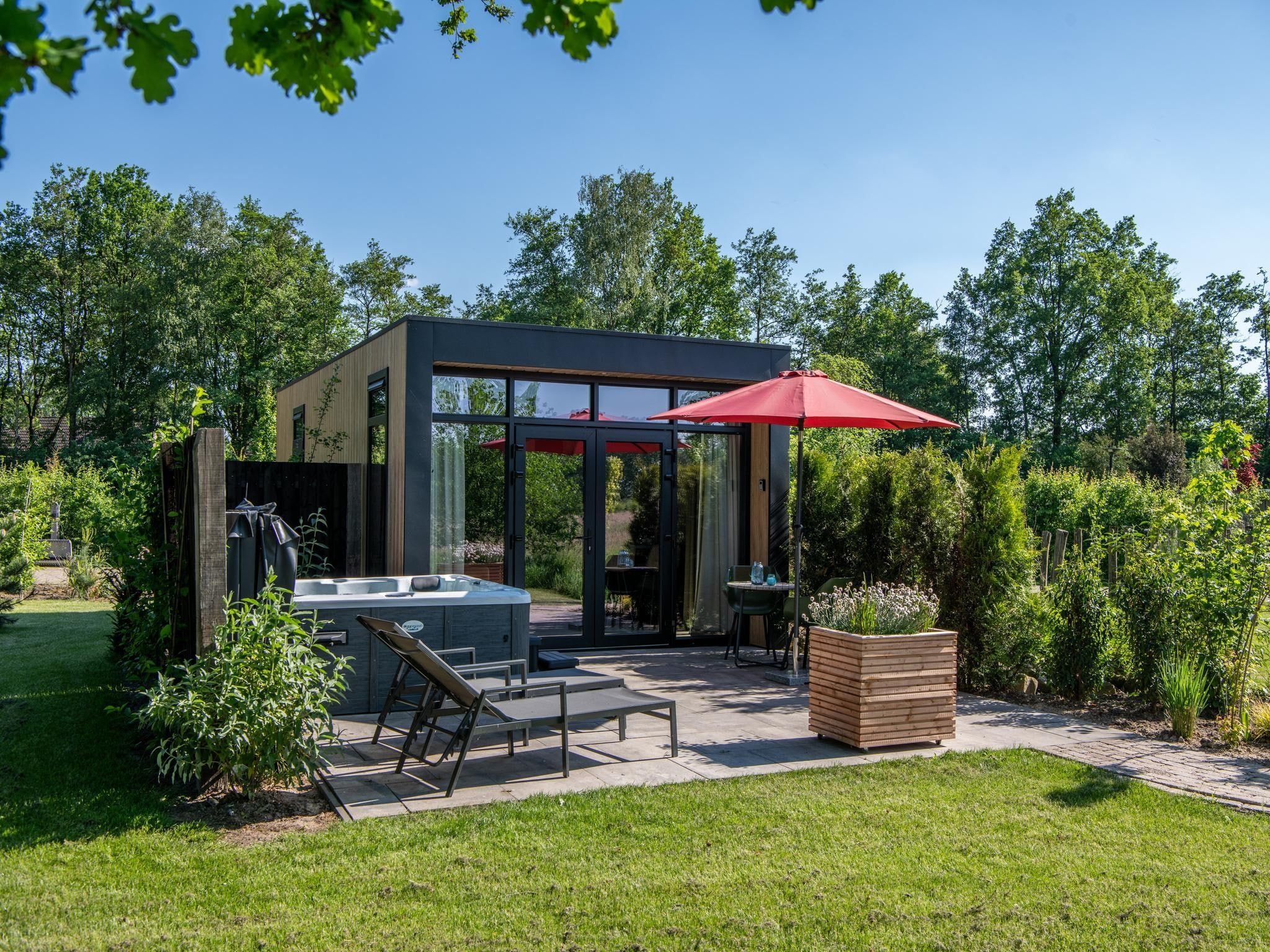 De buitenkant van Wellnesslodge Specht 2p in Dalerveen