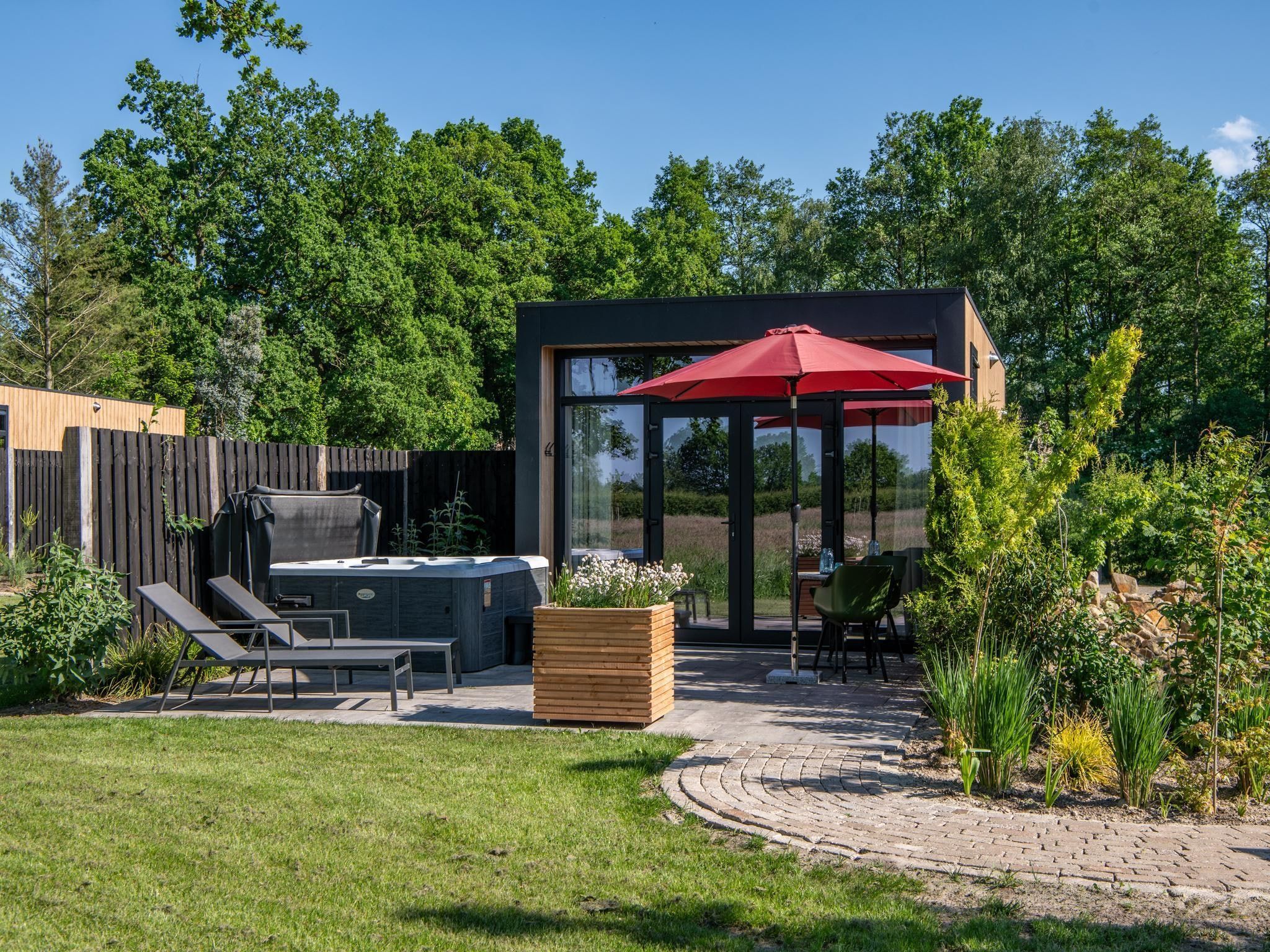 De buitenkant van Wellnesslodge Specht 2p in Dalerveen