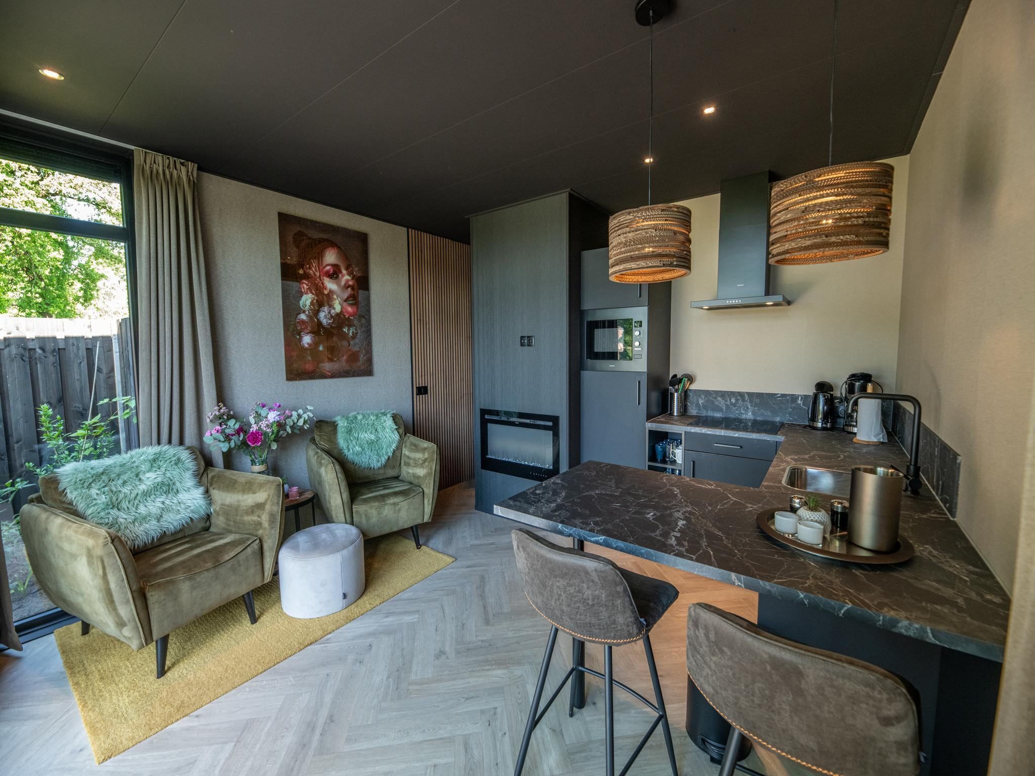 De eetkamer van Wellnesslodge Specht 2p in Dalerveen
