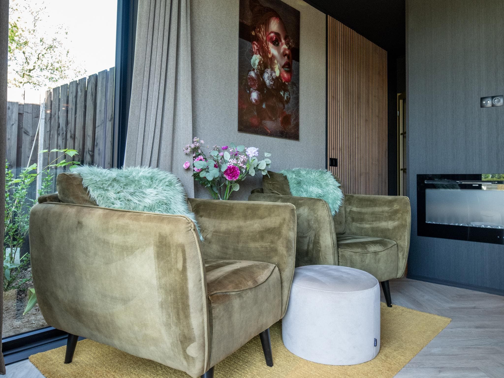 De woonkamer van Wellnesslodge Specht 2p in Dalerveen