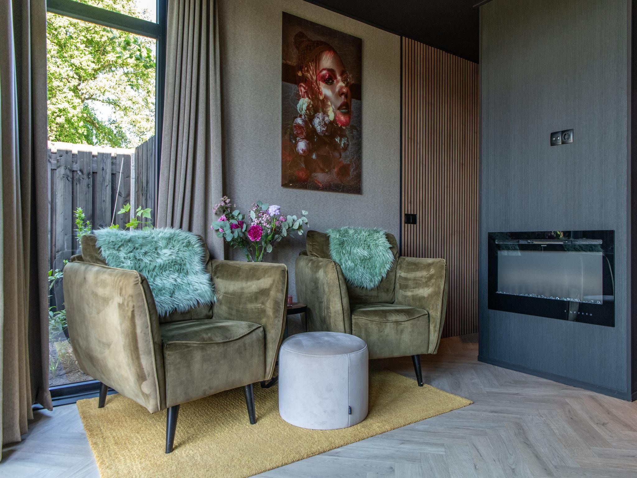 De woonkamer van Wellnesslodge Specht 2p in Dalerveen
