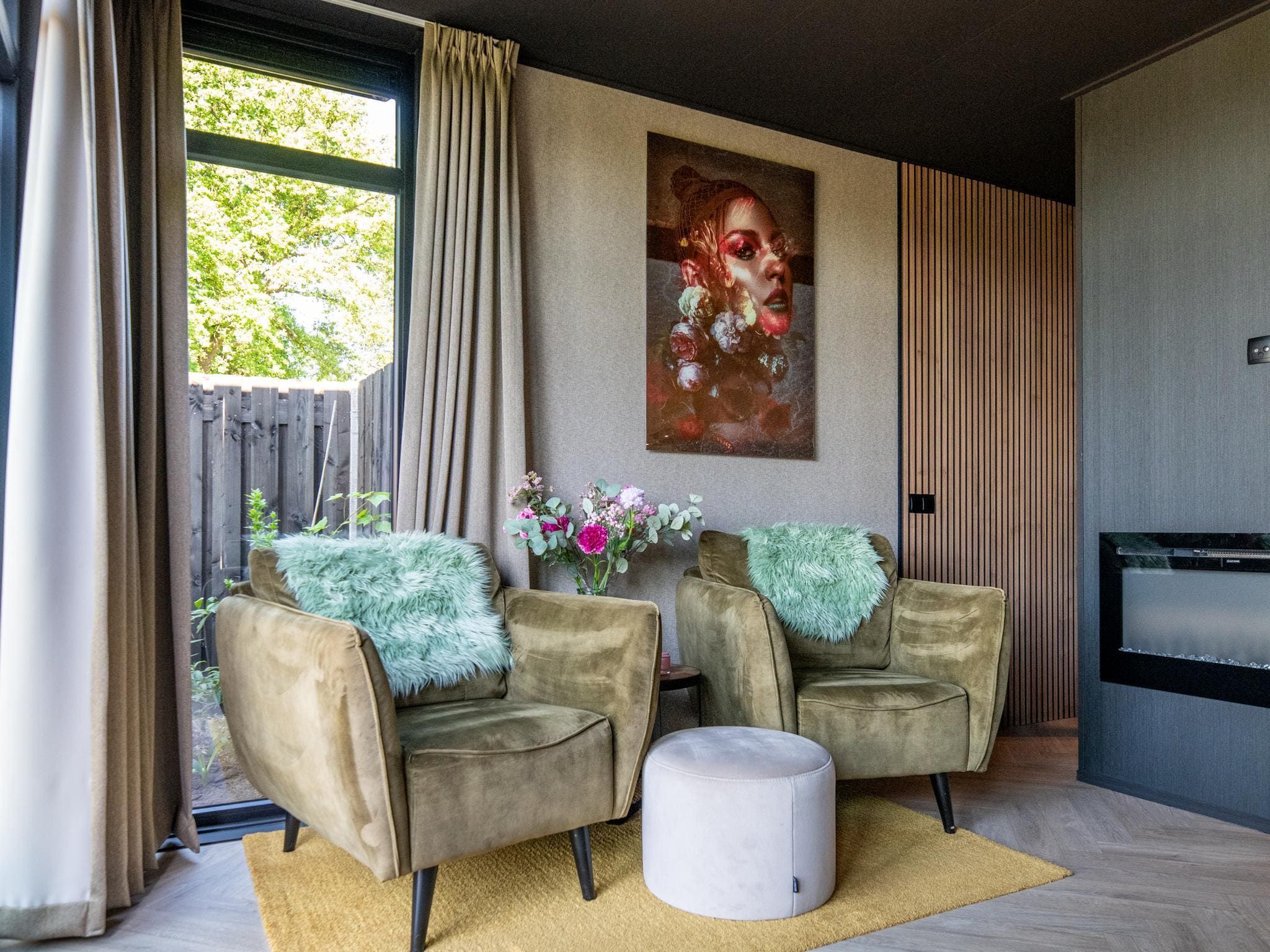De woonkamer van Wellnesslodge Specht 2p in Dalerveen