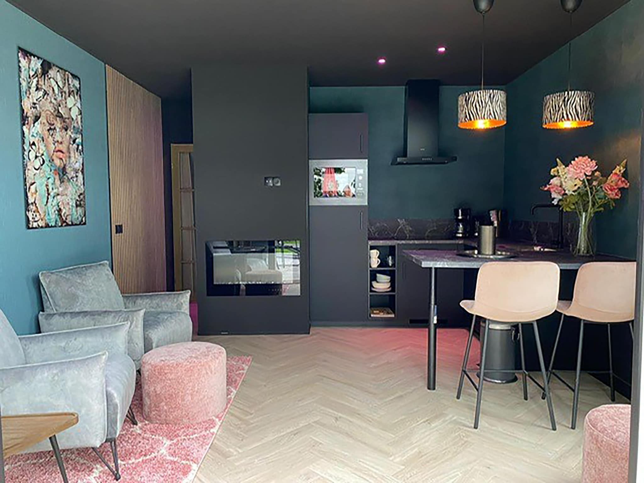 De woonkamer van Wellnesslodge Merel 2p in Dalerveen