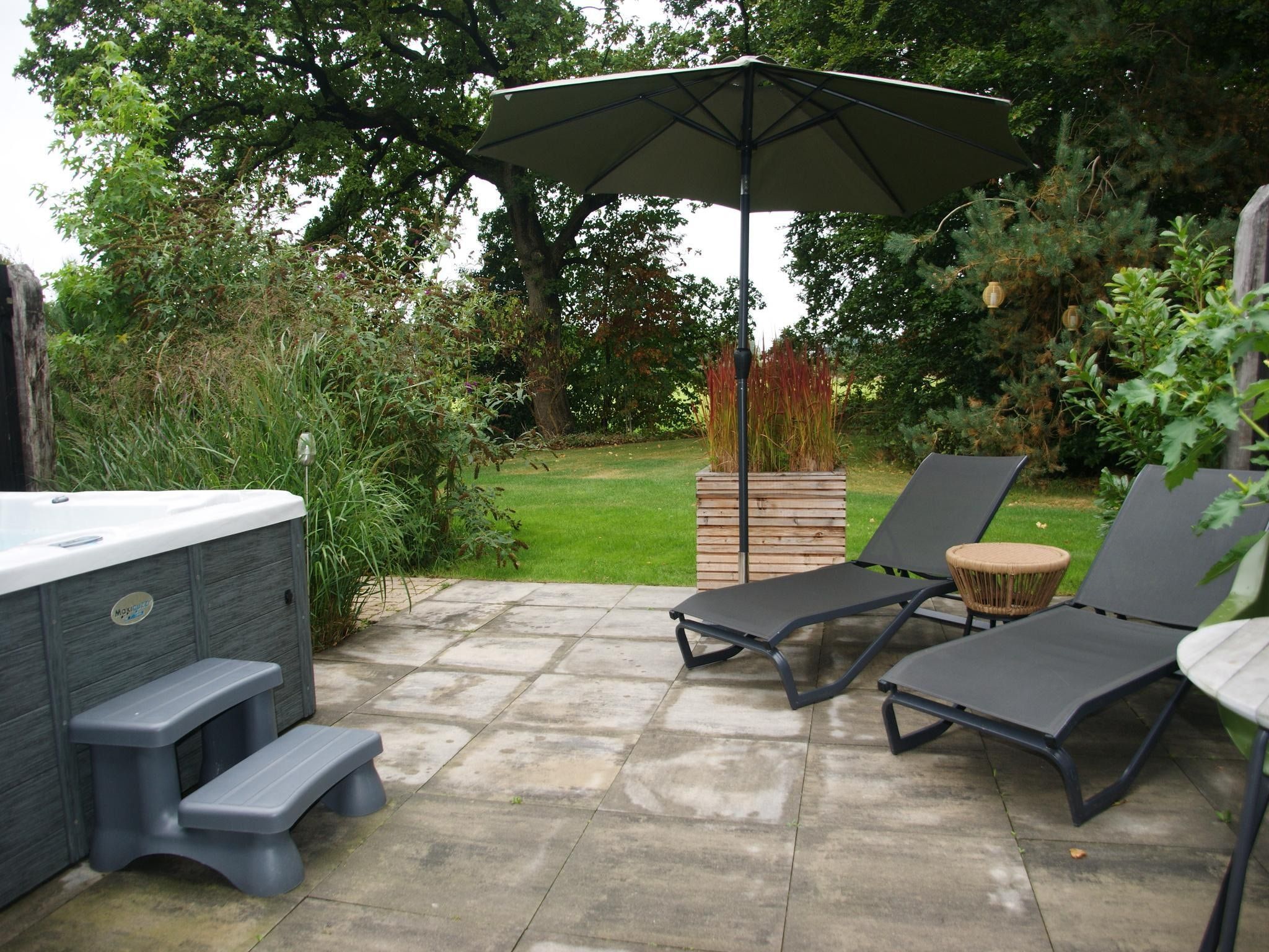 Het terras van Wellnesslodge Merel 2p in Dalerveen