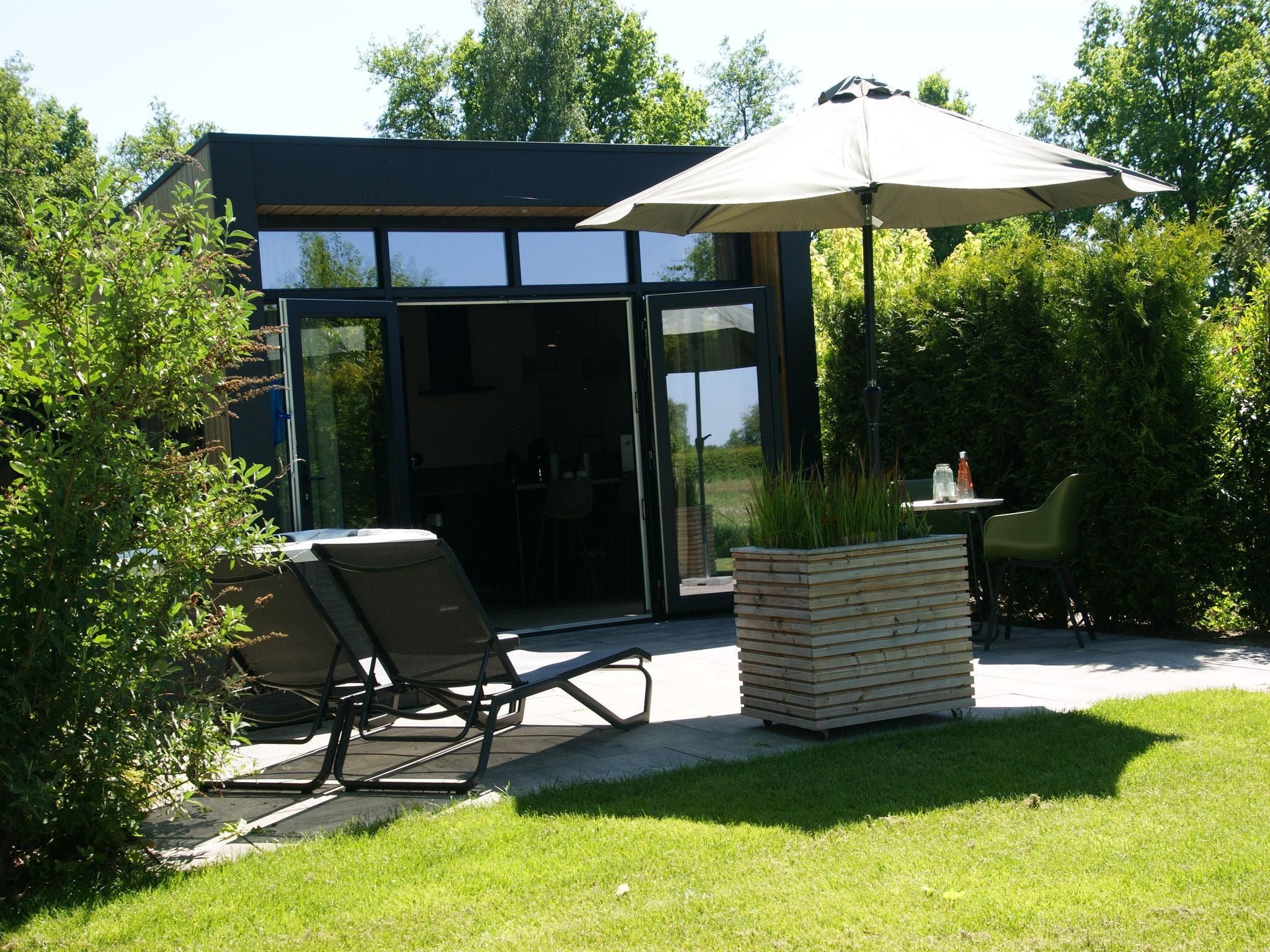 De buitenkant van Wellnesslodge Merel 2p in Dalerveen