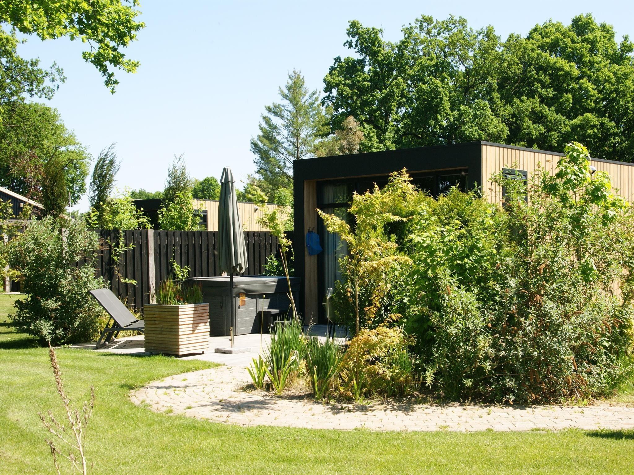 De buitenkant van Wellnesslodge Merel 2p in Dalerveen