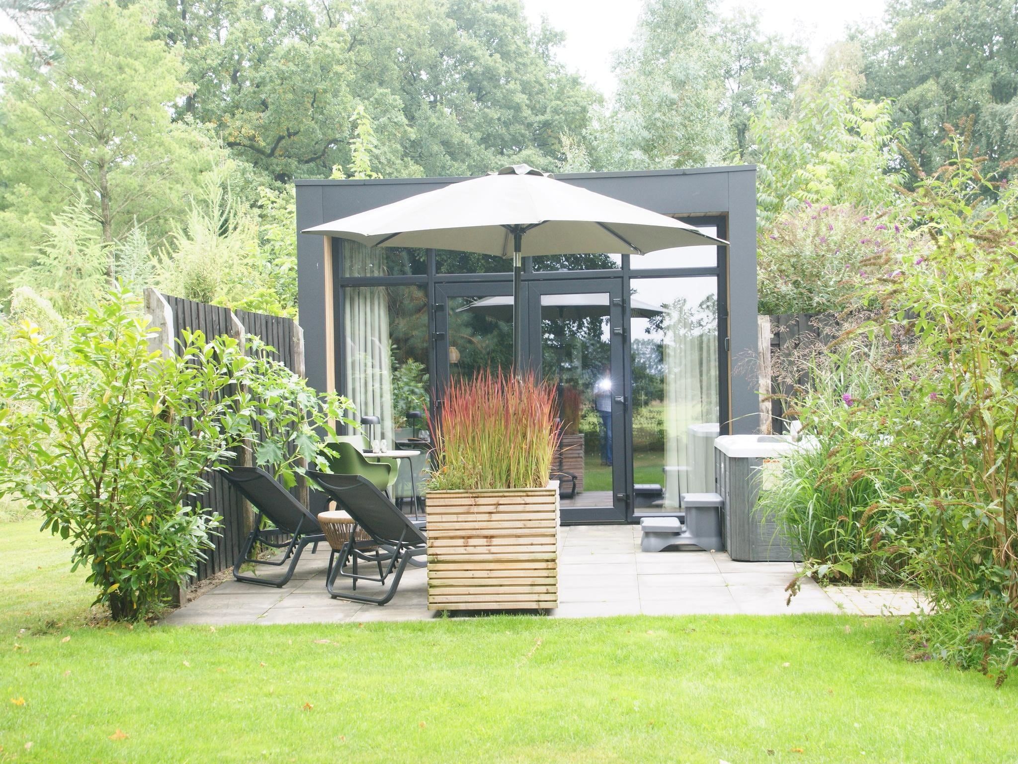 De buitenkant van Wellnesslodge Merel 2p in Dalerveen