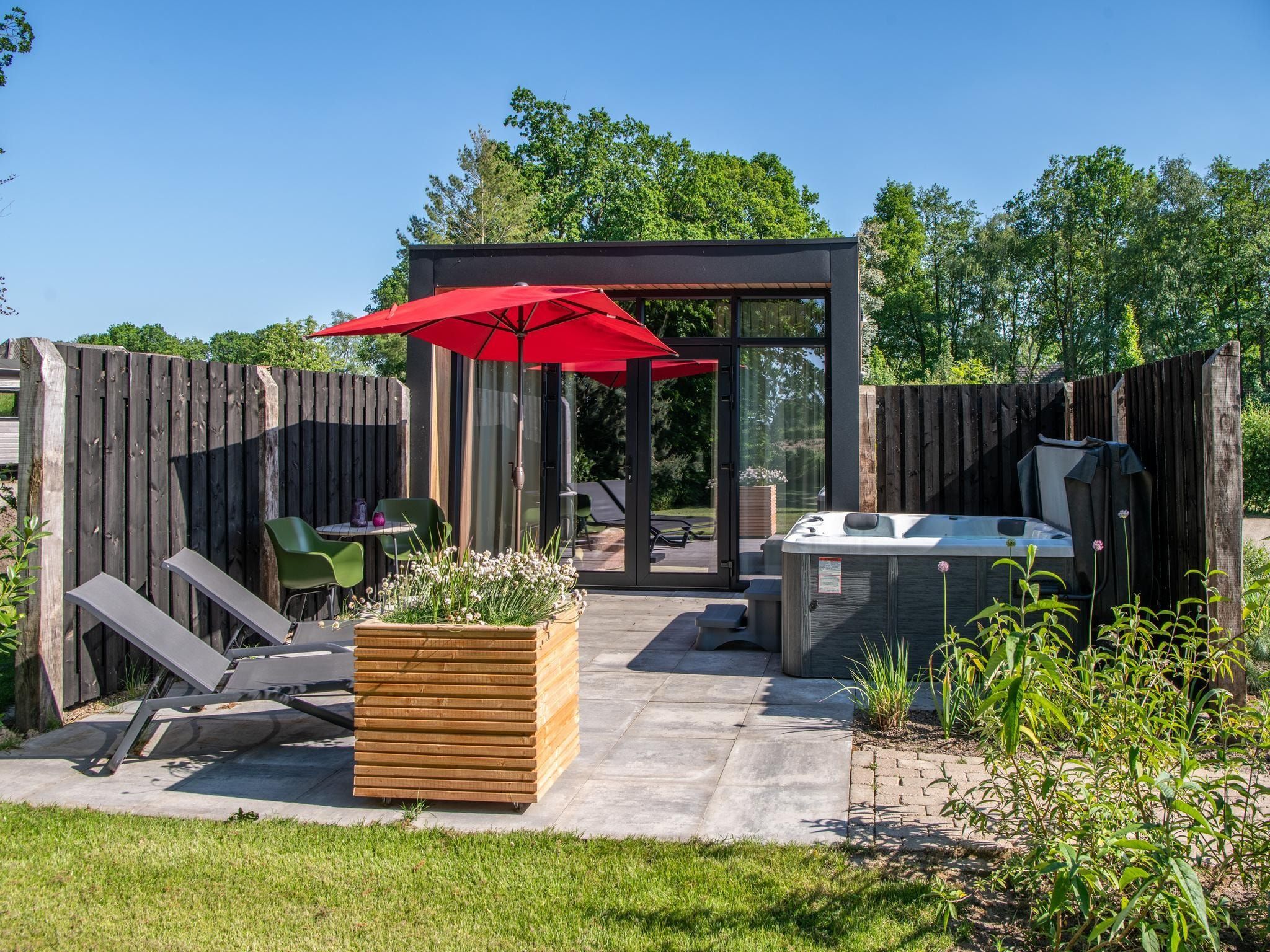 De buitenkant van Wellnesslodge Merel 2p in Dalerveen
