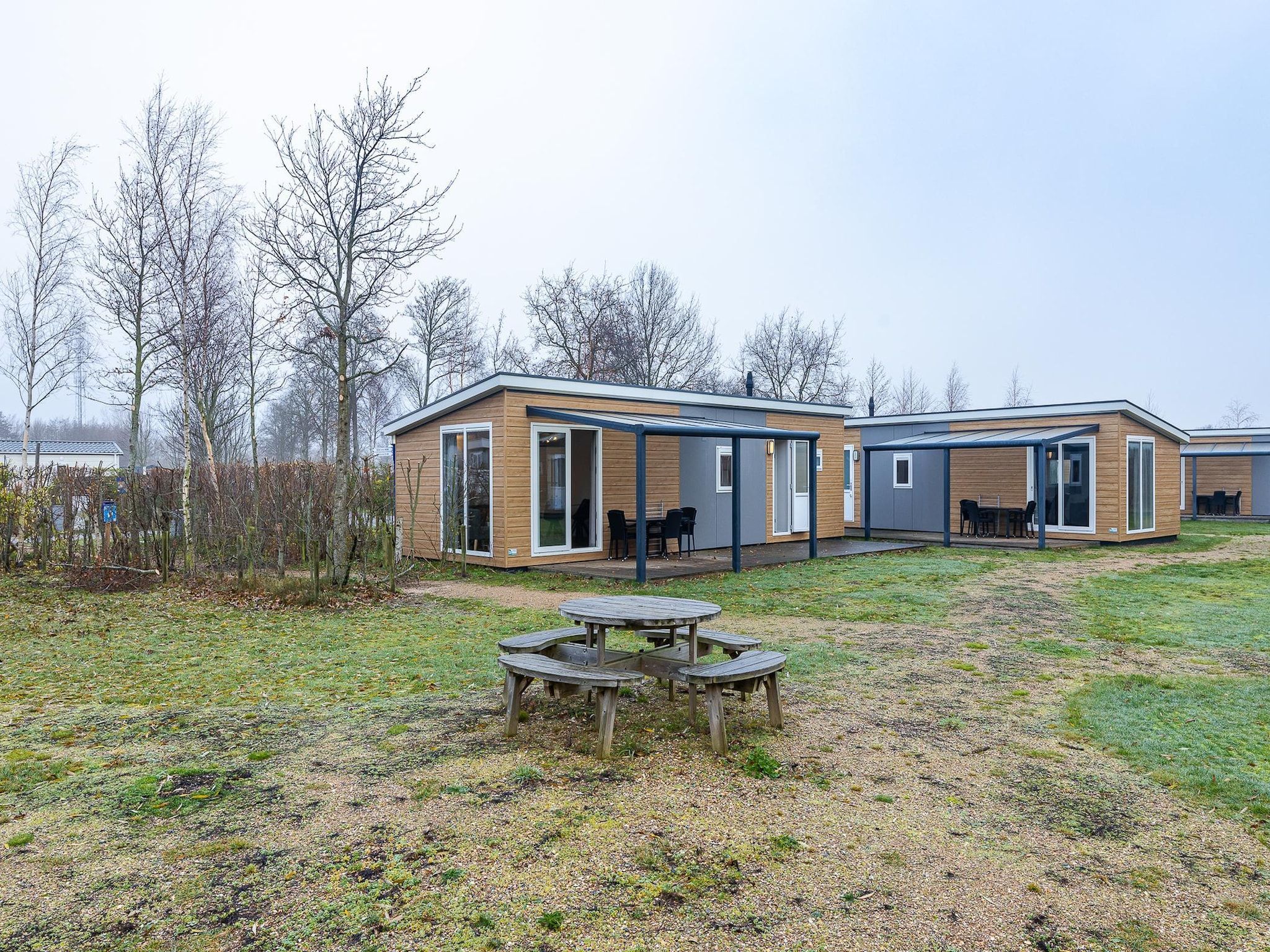 Het terras van Duinhoeve Chalet Zeeland (huisdier toegestaan) in Burgh-Haamstede