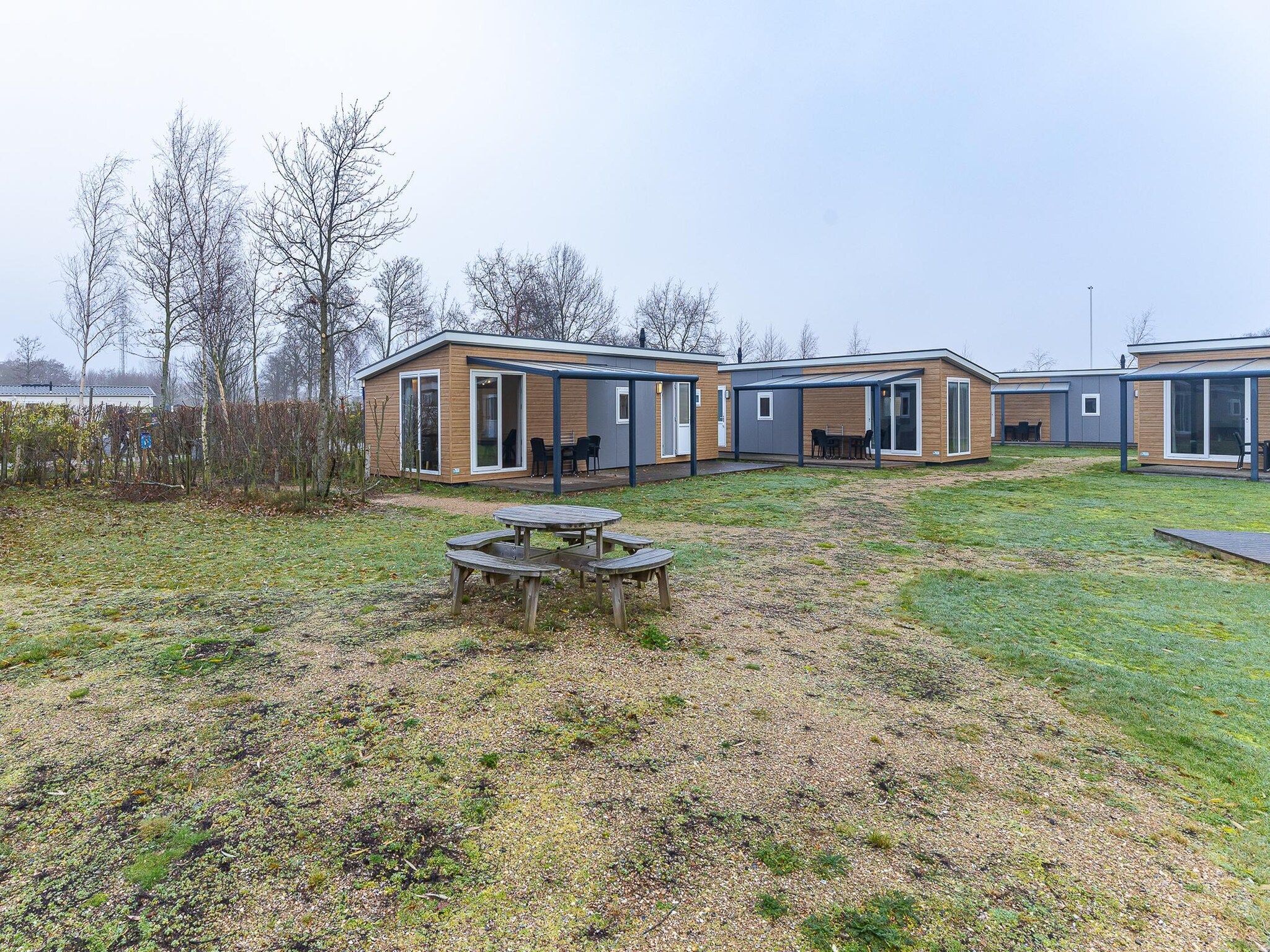Het terras van Duinhoeve Chalet Zeeland (huisdier toegestaan) in Burgh-Haamstede