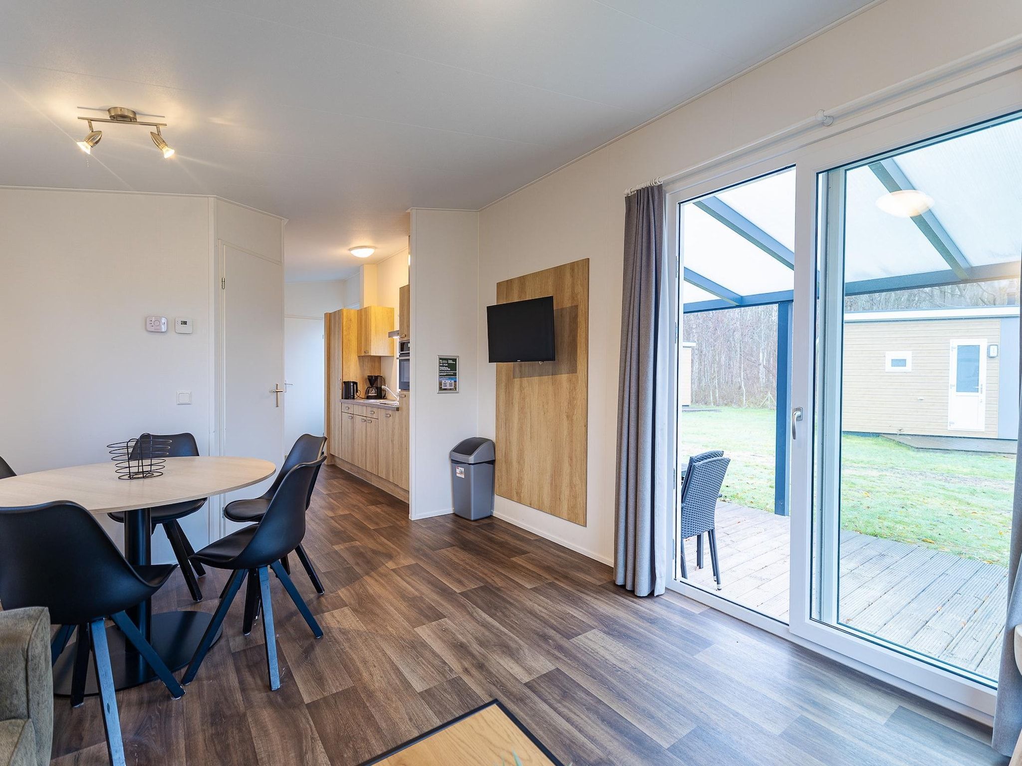 De eetkamer van Duinhoeve Chalet Zeeland (huisdier toegestaan) in Burgh-Haamstede