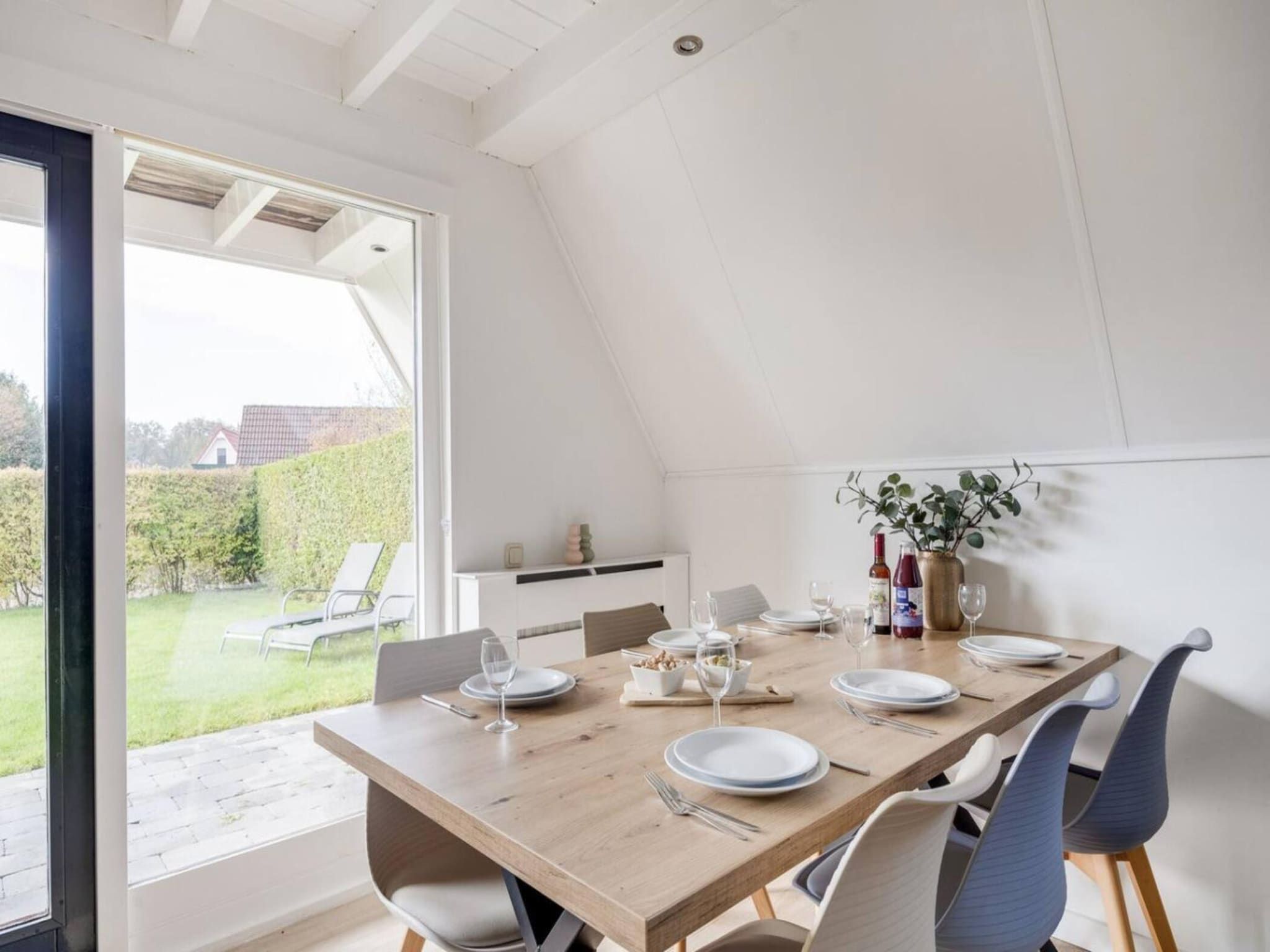 De eetkamer van 107 | Buizerd | Fijne bungalow met ruime tuin in Den Haag