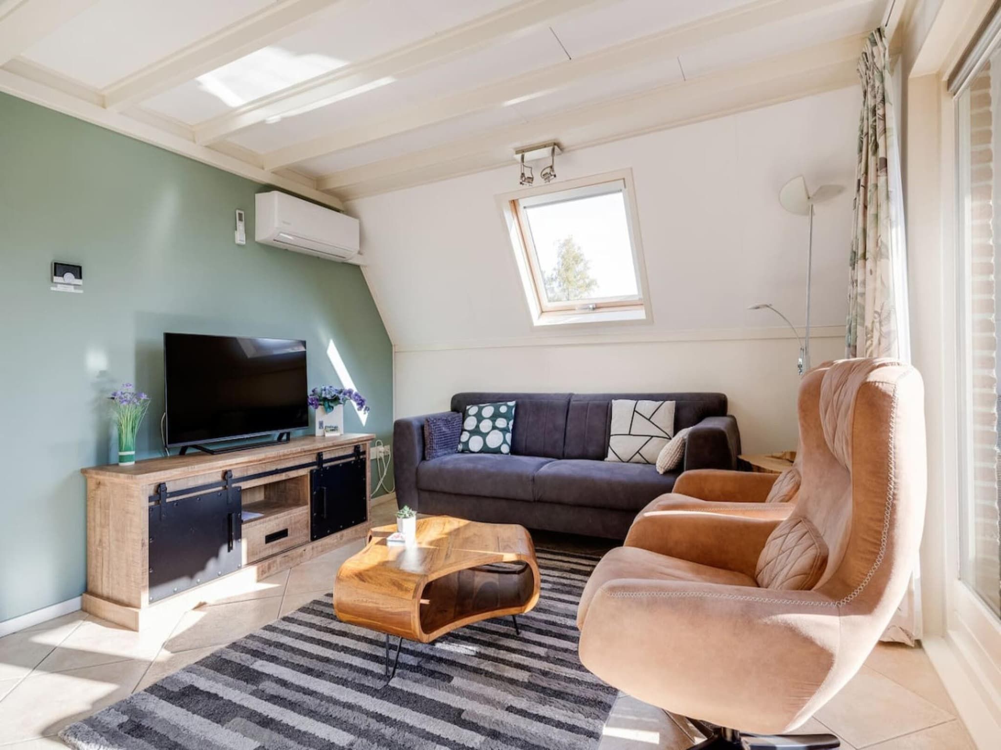 De woonkamer van 92 | Gaai | Prachtige bungalow nabij natuur in Den Haag