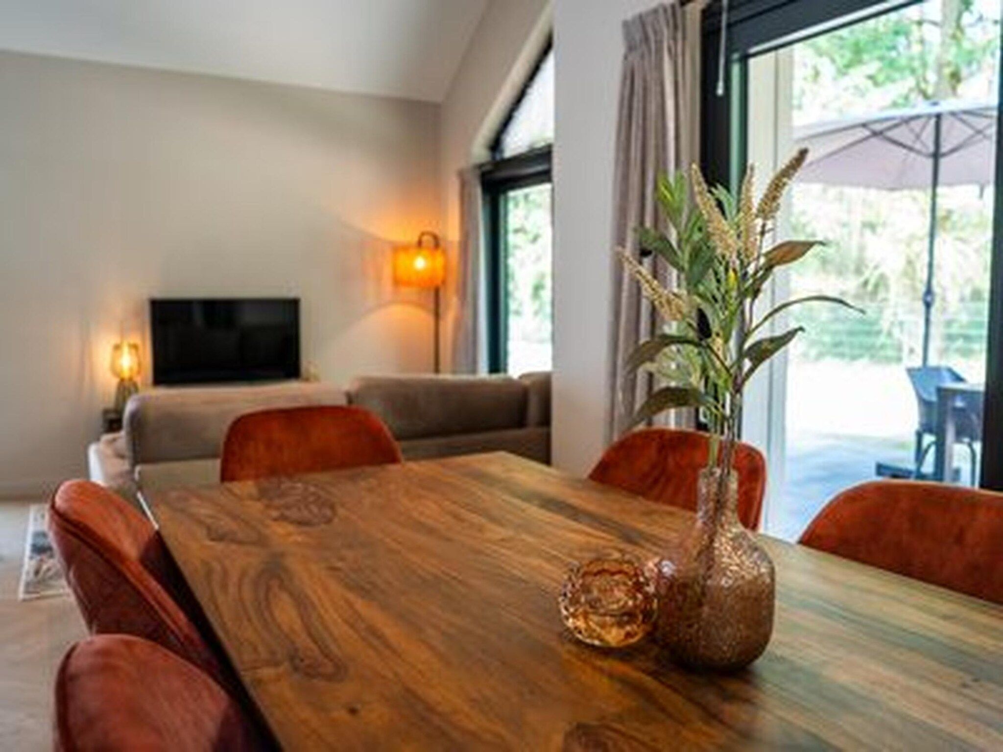 De eetkamer van Ecovilla Boszicht Luxe in Oirschot
