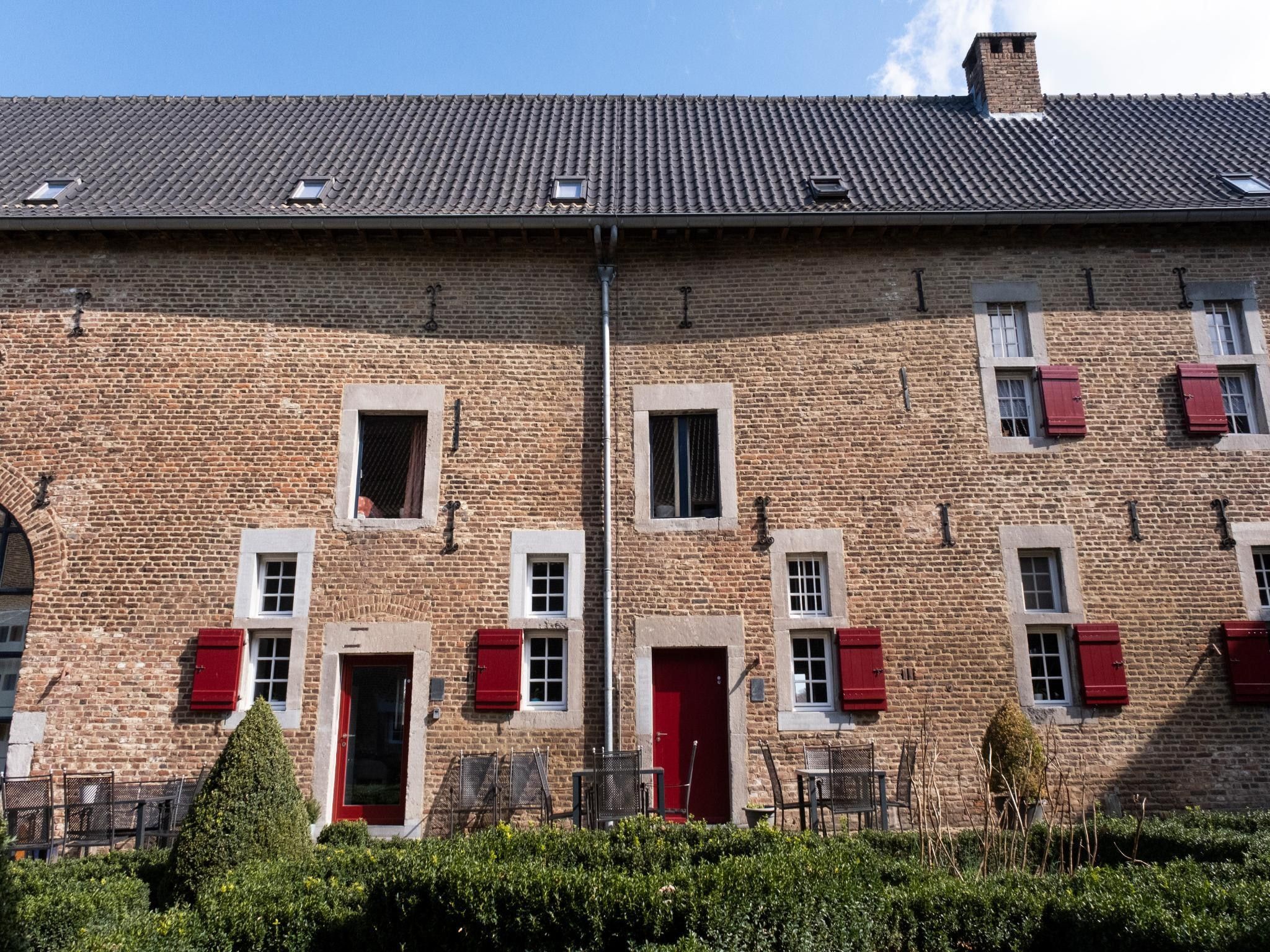 De buitenkant van Meschermolen 12 in Mesch-Eijsden