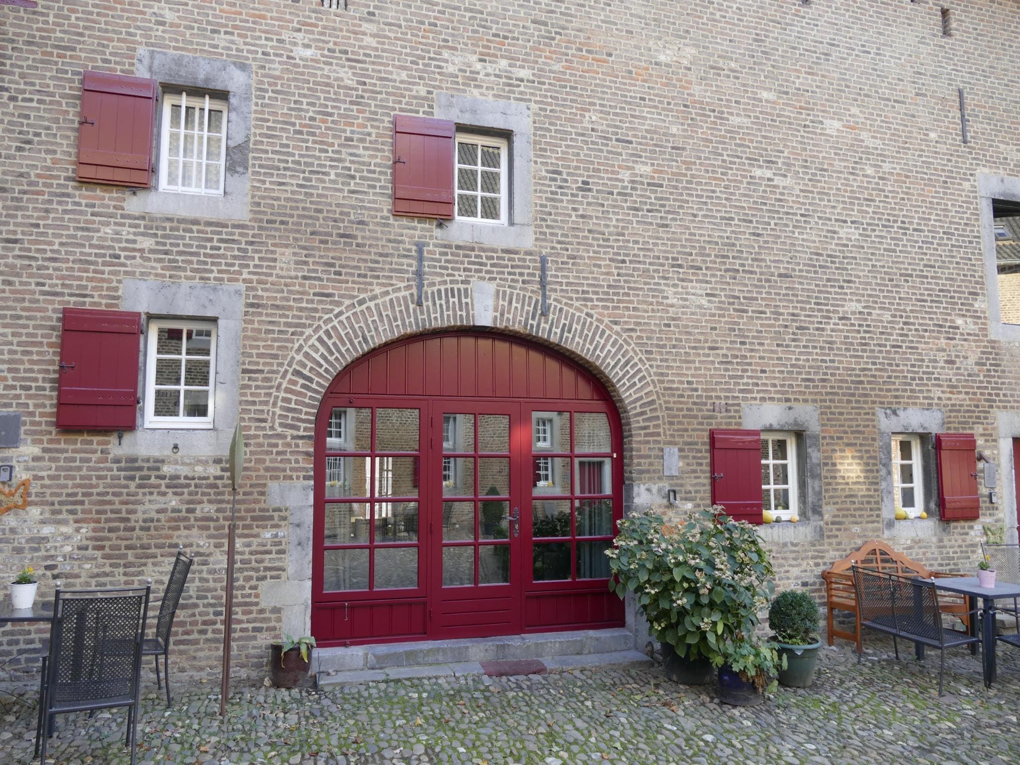 De buitenkant van Meschermolen 3 in Mesch-Eijsden