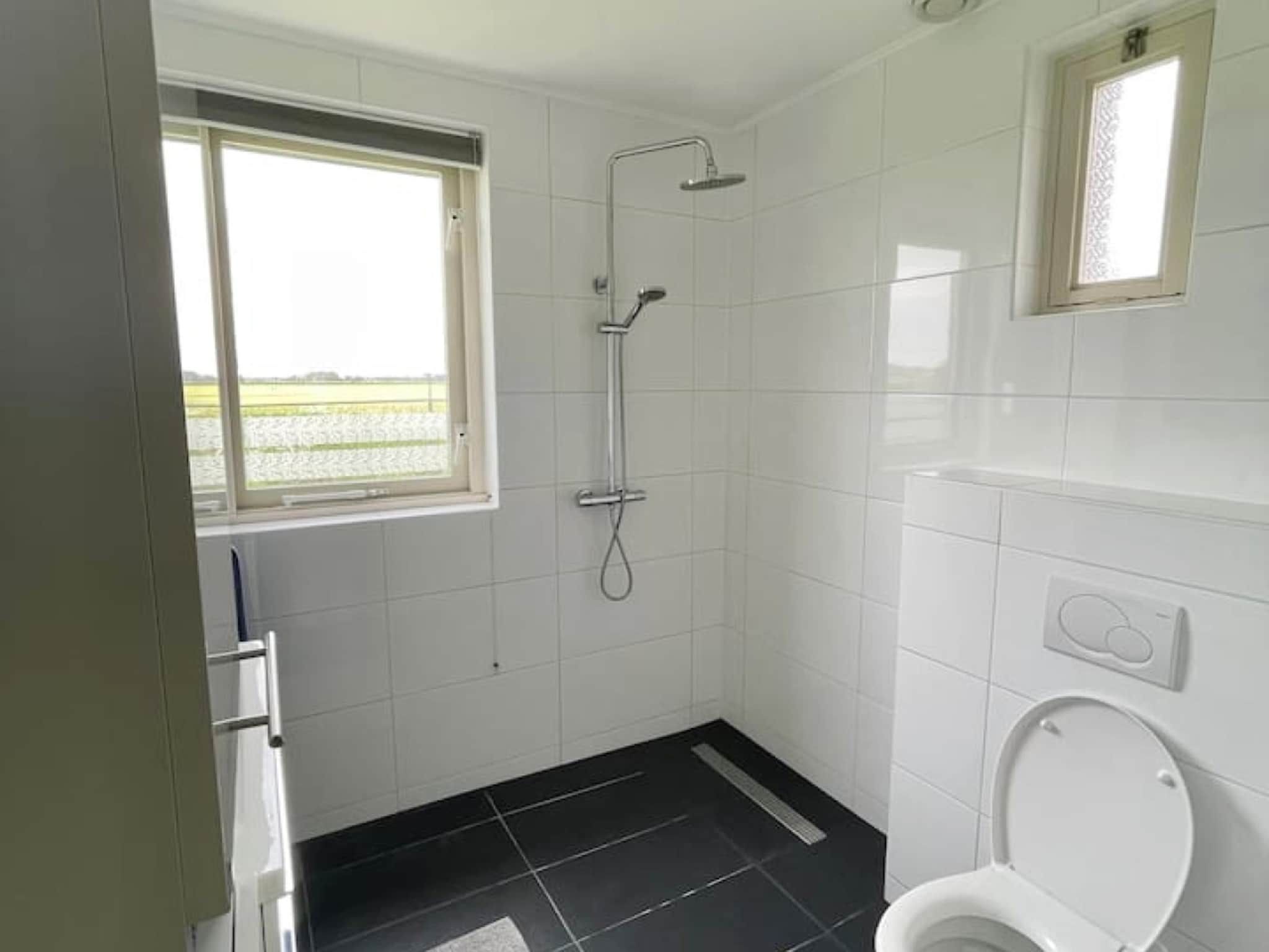 De badkamer van 6 - Persons Forest Bungalow (copy) in Ewijk