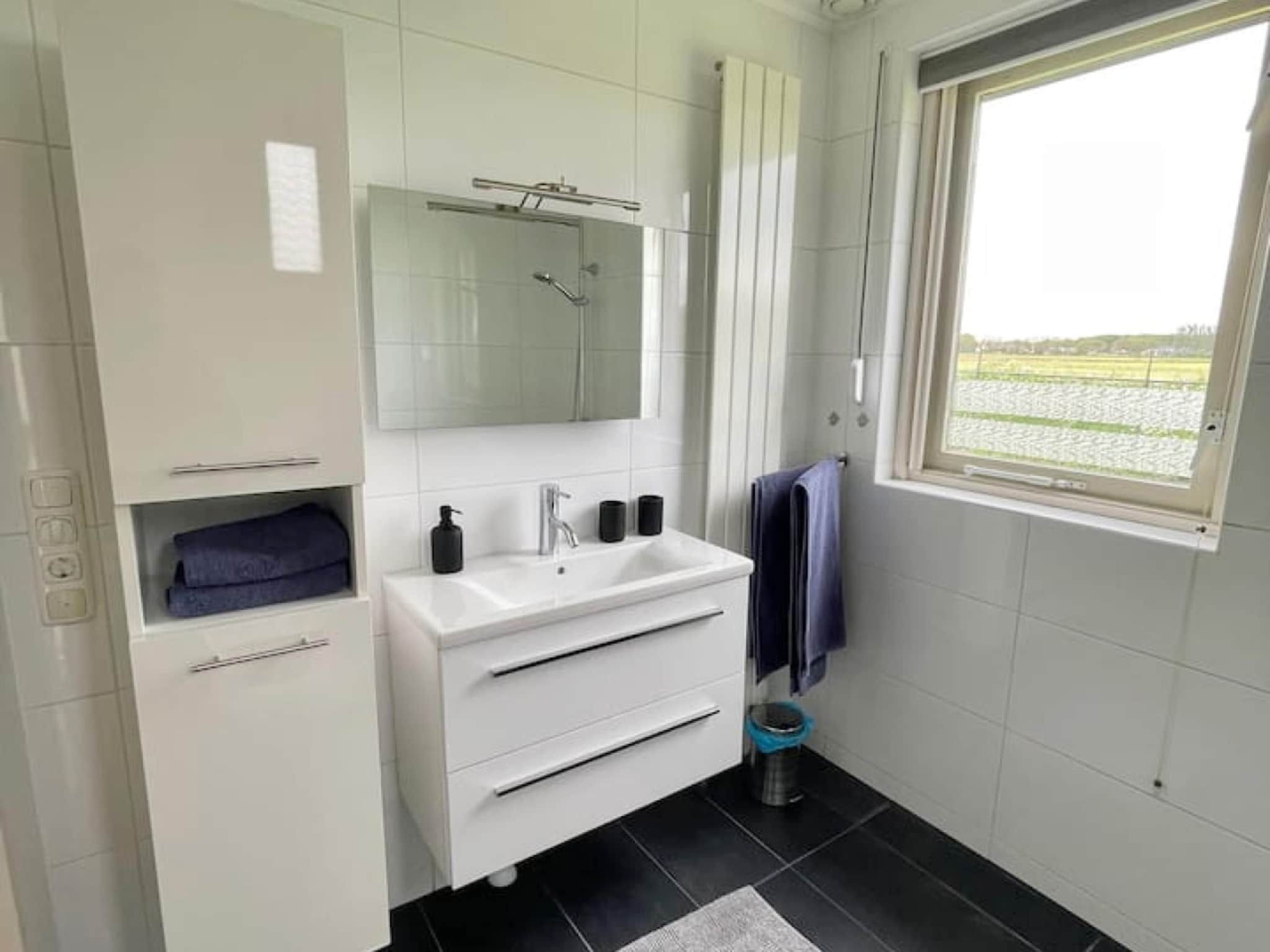 De badkamer van 6 - Persons Forest Bungalow (copy) in Ewijk