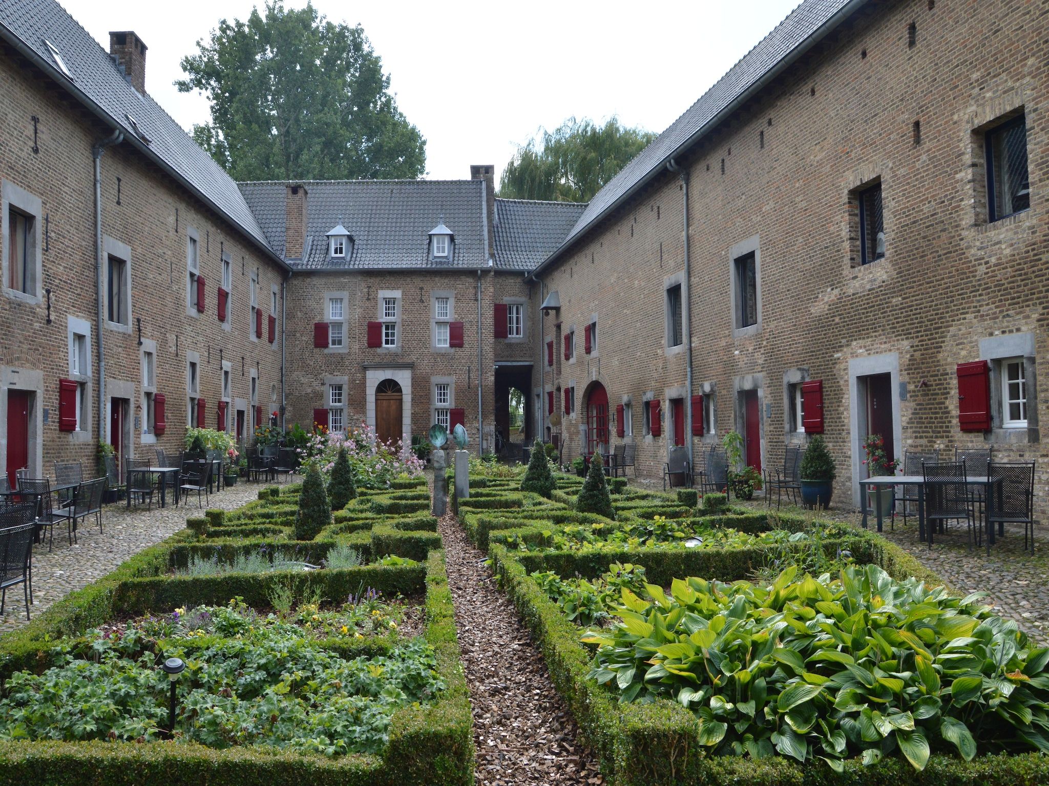 De buitenkant van Meschermolen 13 in Mesch-Eijsden