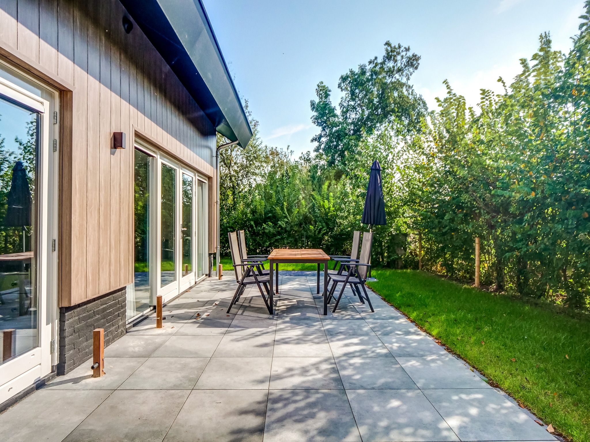 Het terras van Familiehuis Zee & Zand in Julianadorp