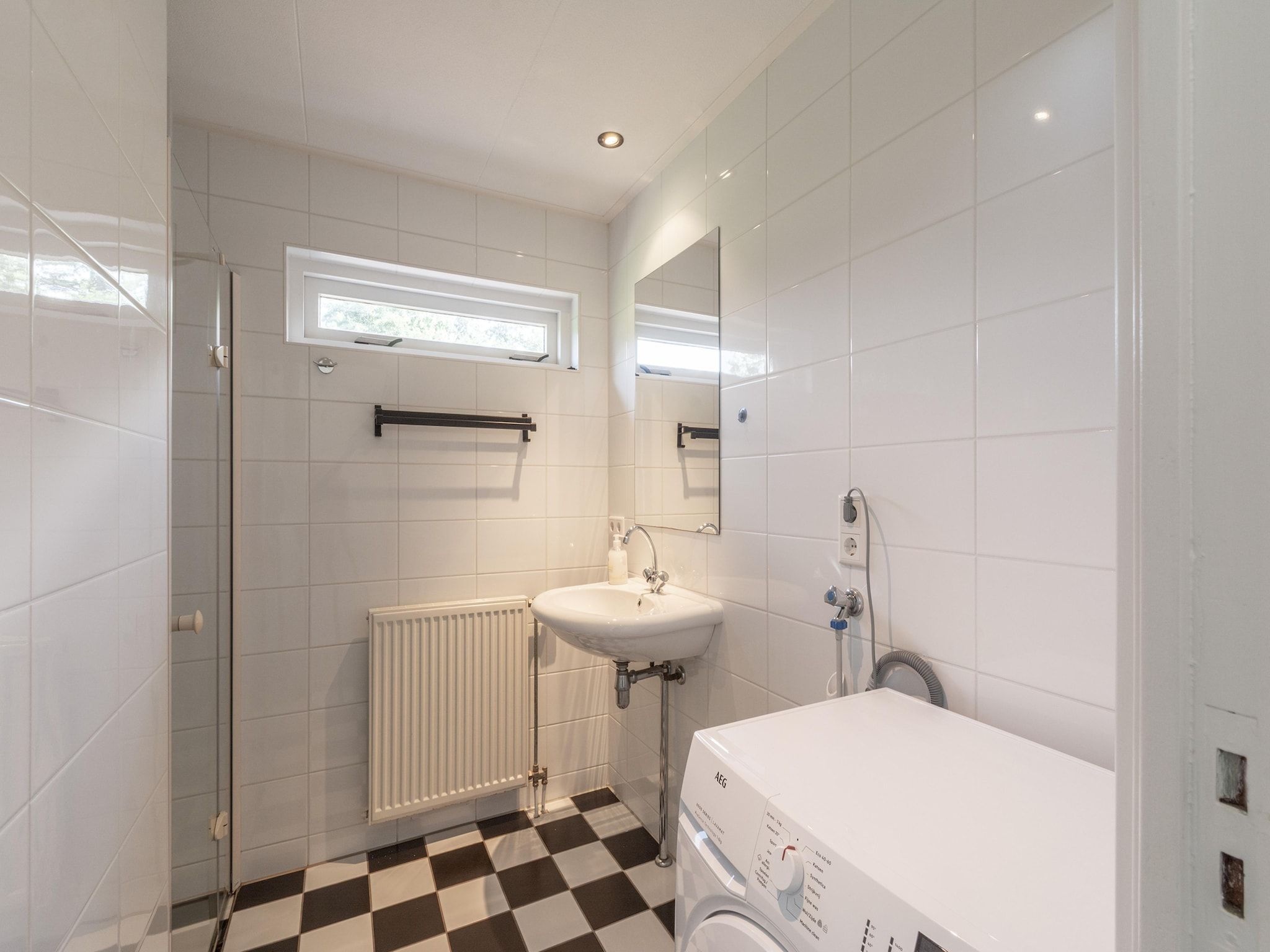 De badkamer van Eureka 27 in Sint Maartenszee