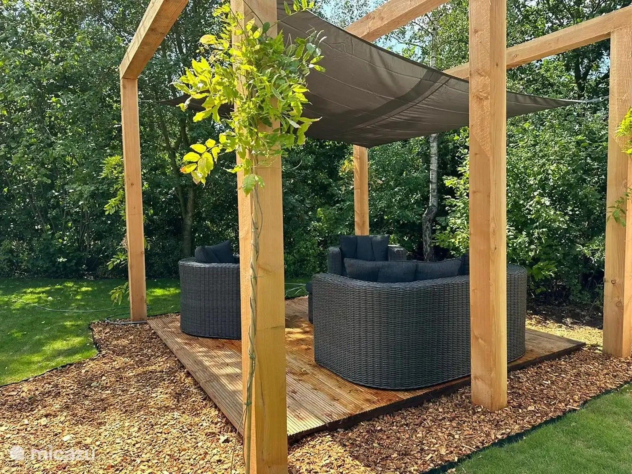 Het terras van Chalet de Blauwe regen in Balkbrug