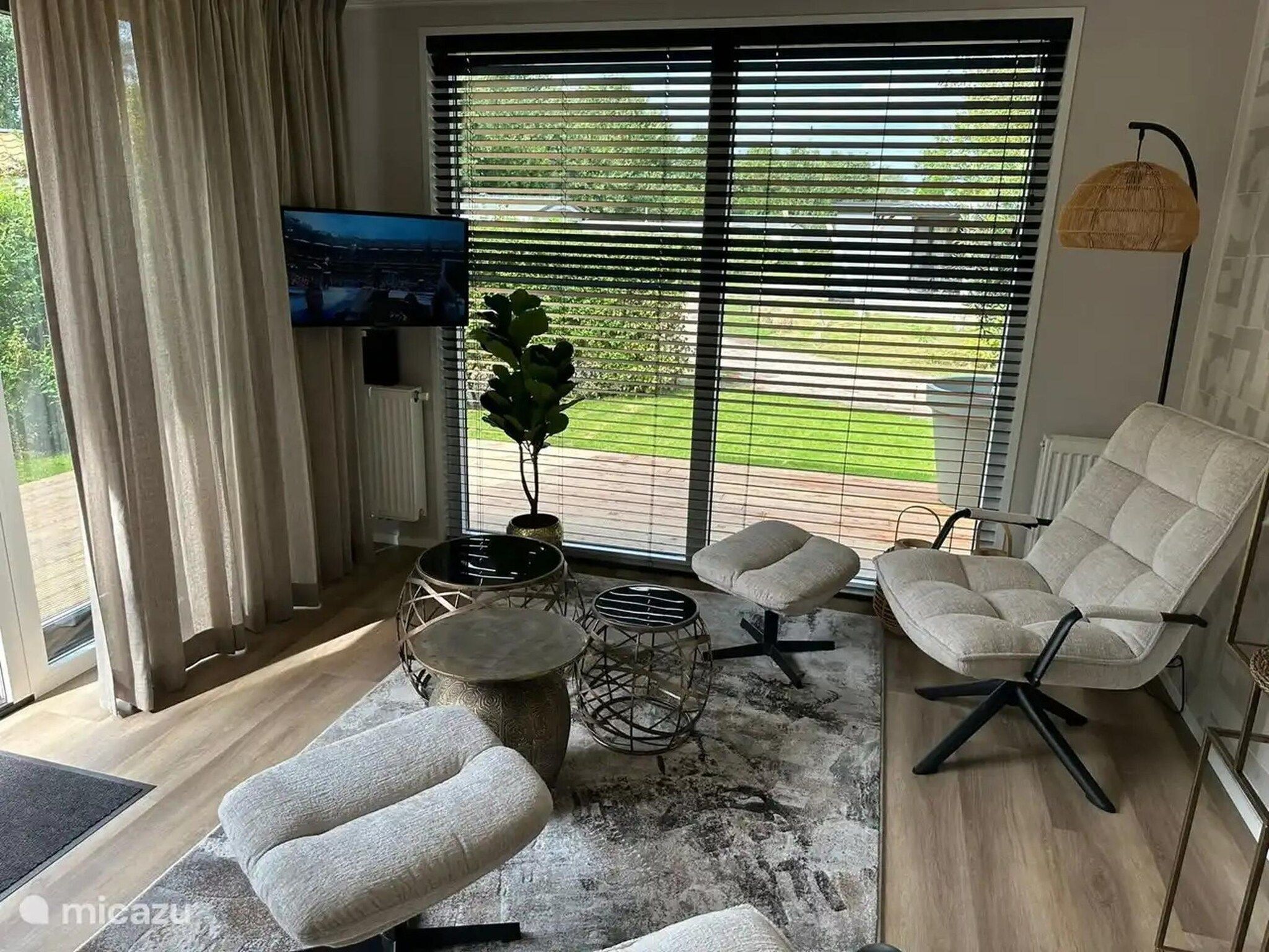 De woonkamer van Chalet de Blauwe regen in Balkbrug