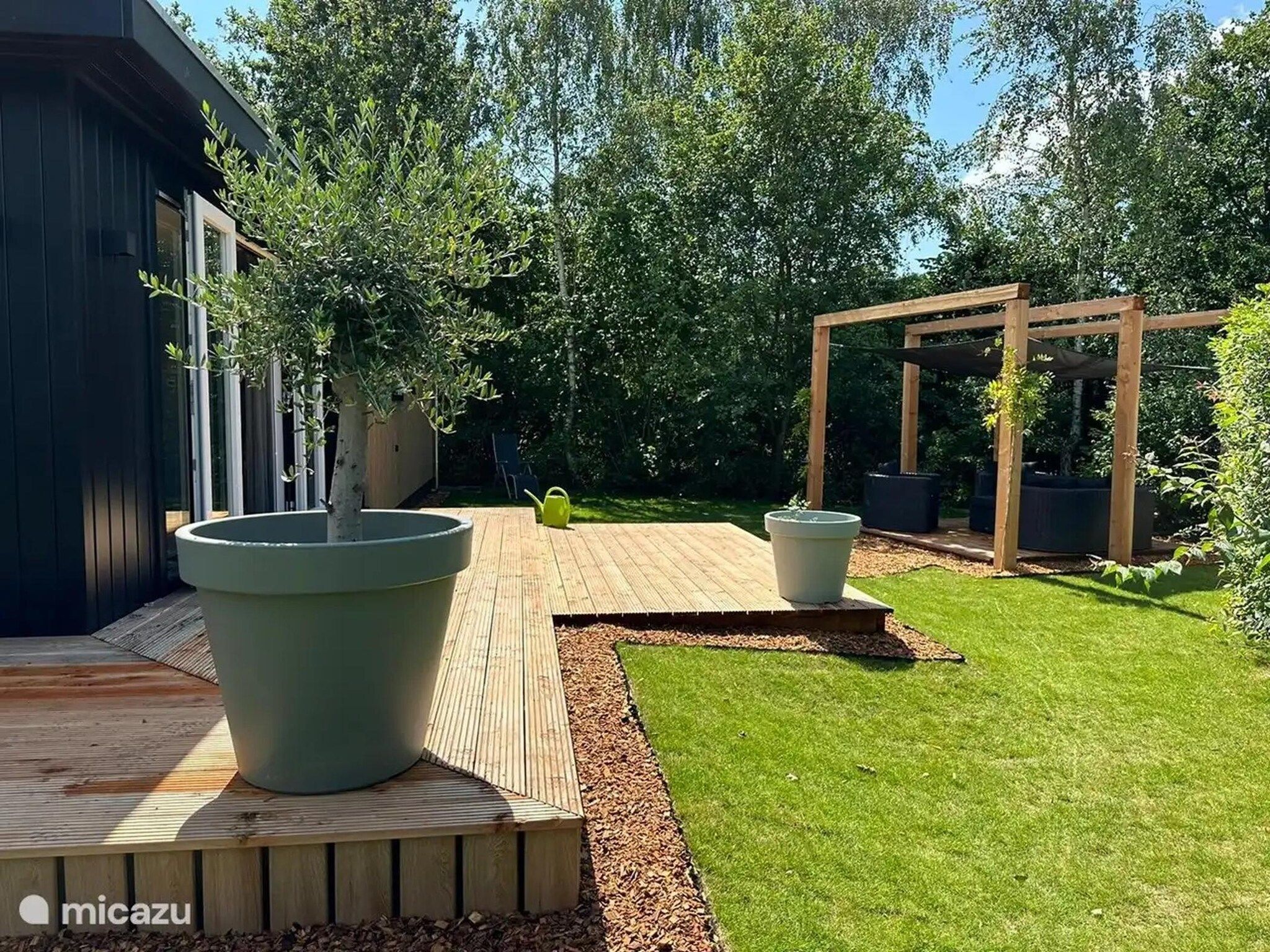 De tuin van Chalet de Blauwe regen in Balkbrug