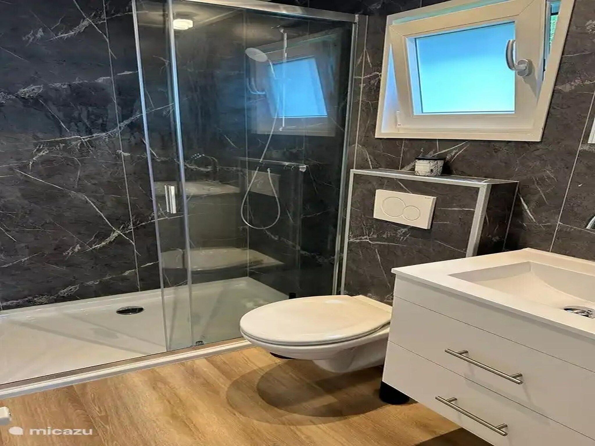 De badkamer van Chalet de Blauwe regen in Balkbrug