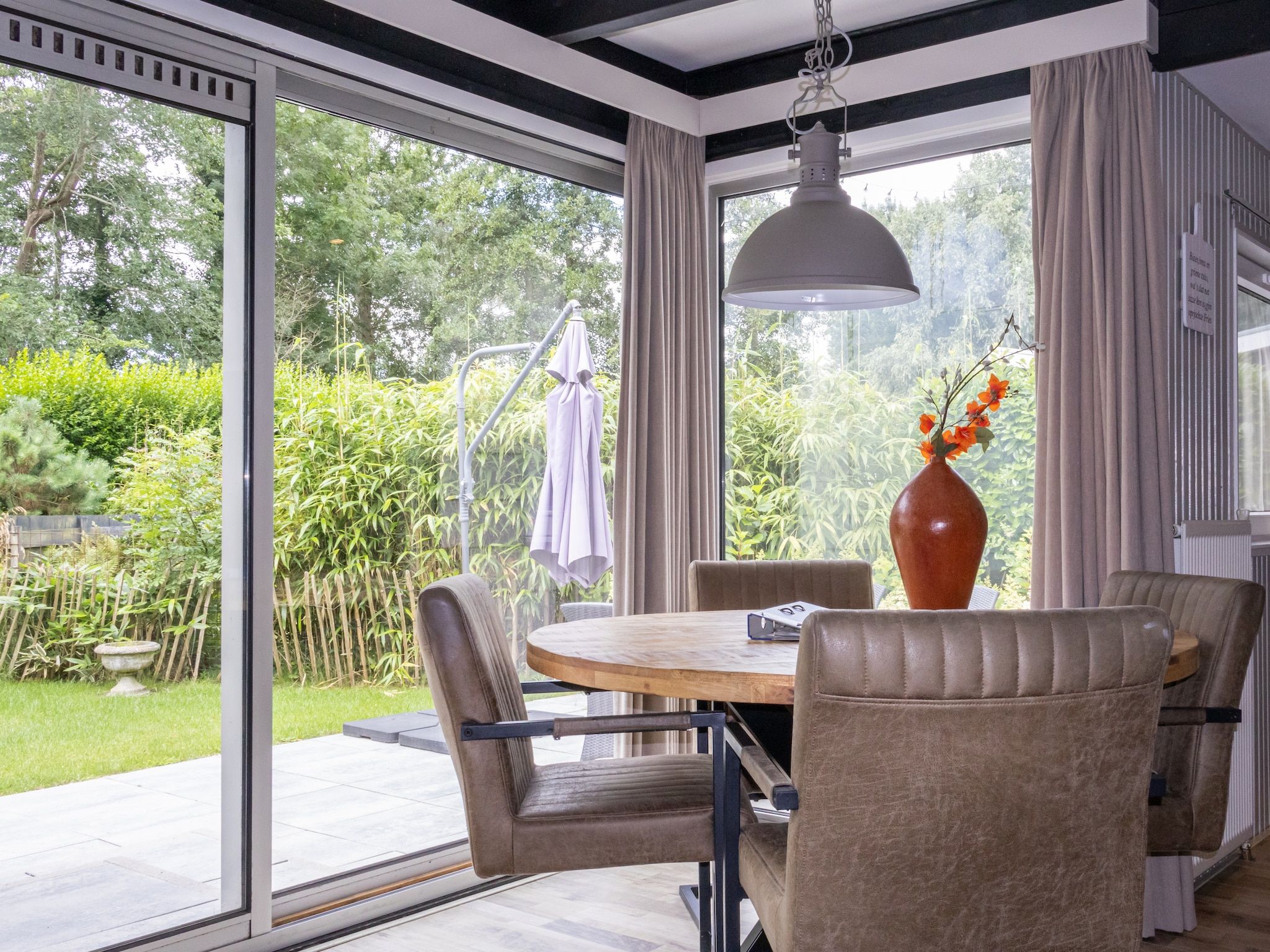 De eetkamer van Huis & Meer nabij het Ijsselmeer in Lemmer