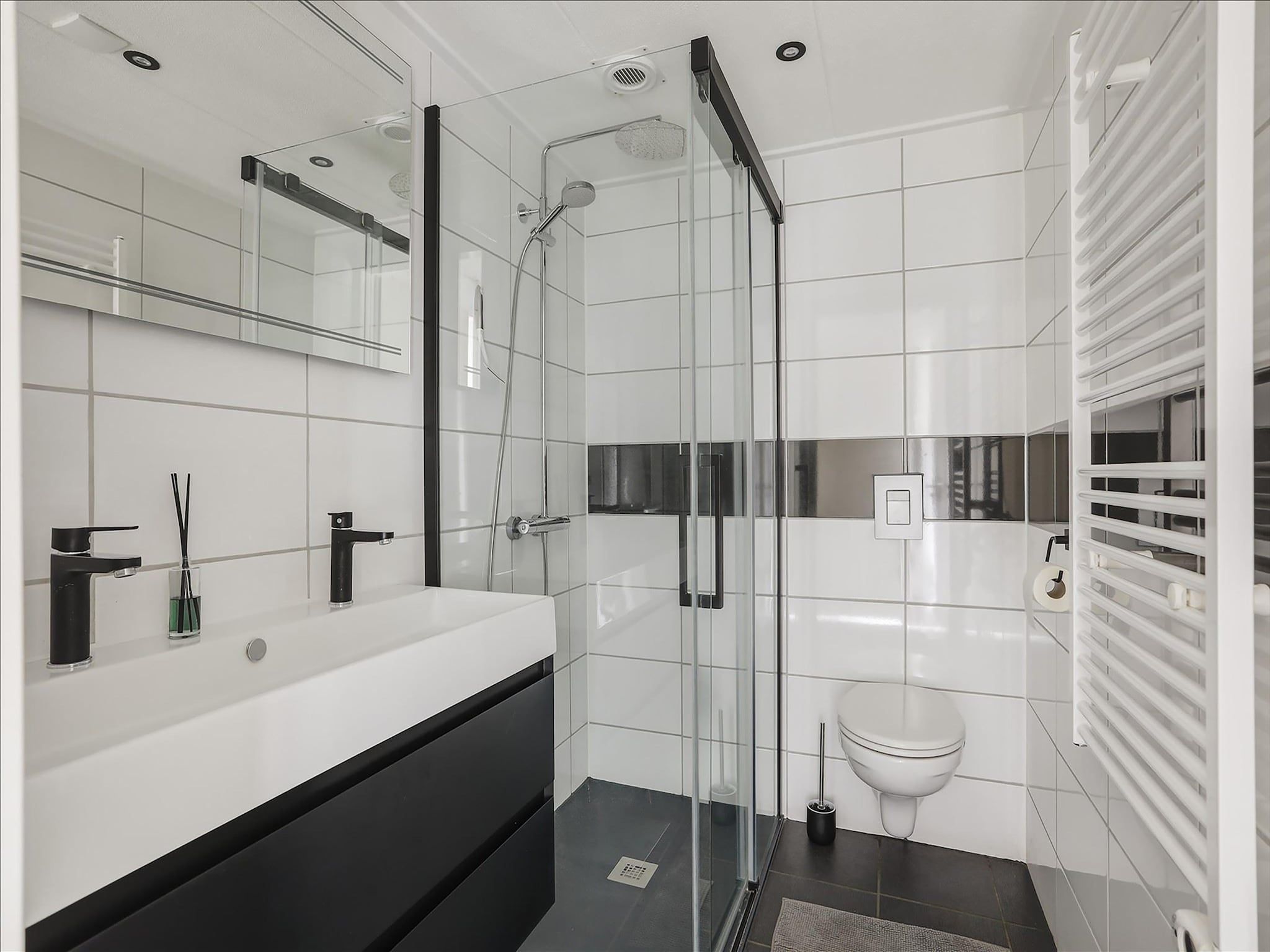 De badkamer van Combinatiewoningen Wolters in grou