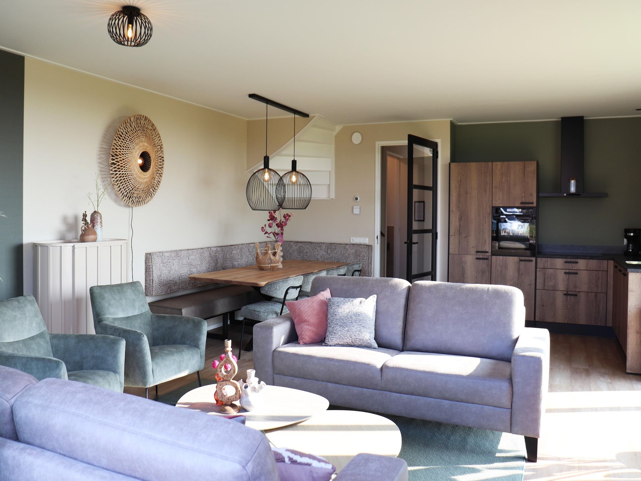 De woonkamer van Moderne villa op het Friese platteland in leons