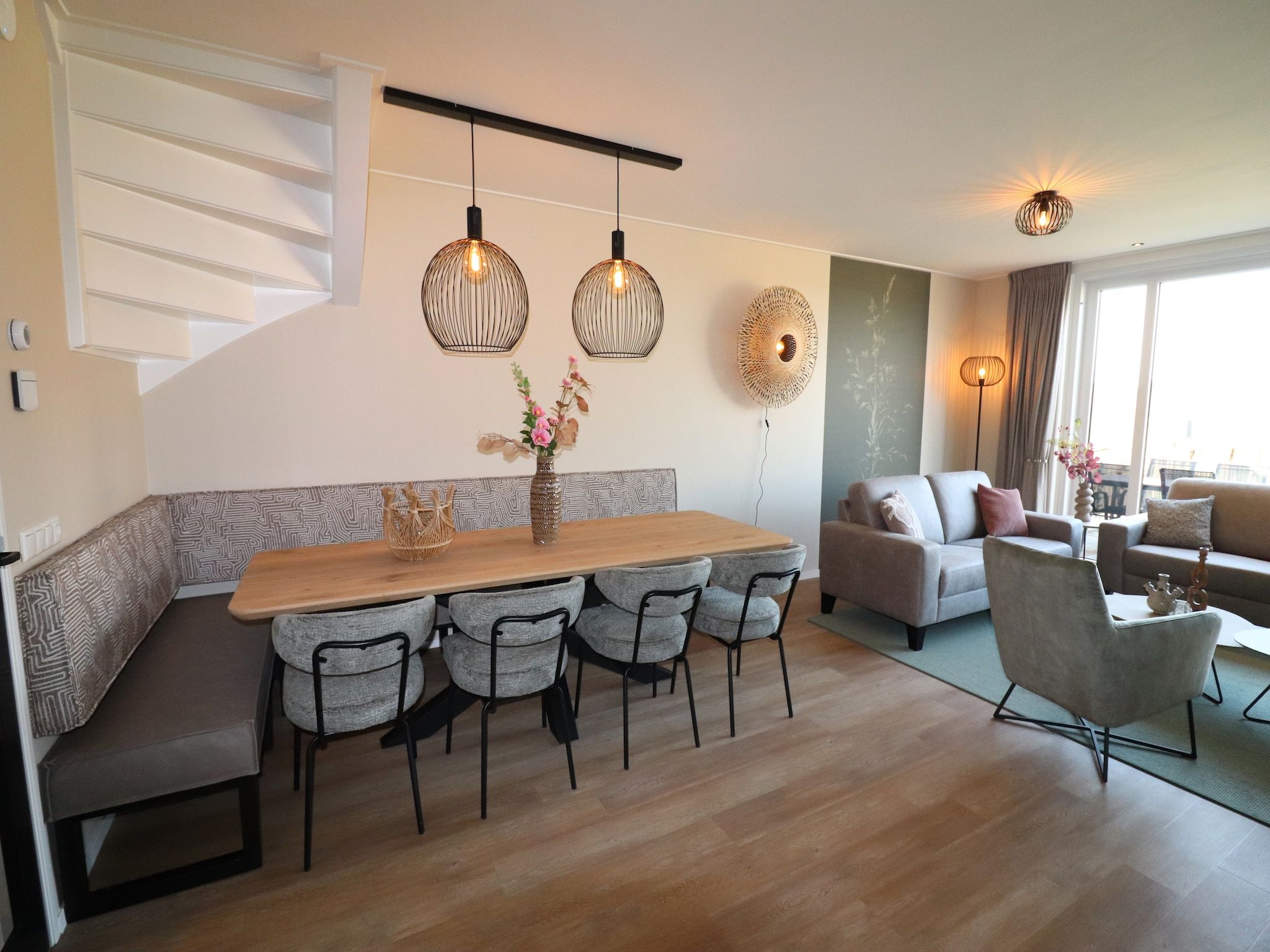 De eetkamer van Moderne villa op het Friese platteland in leons