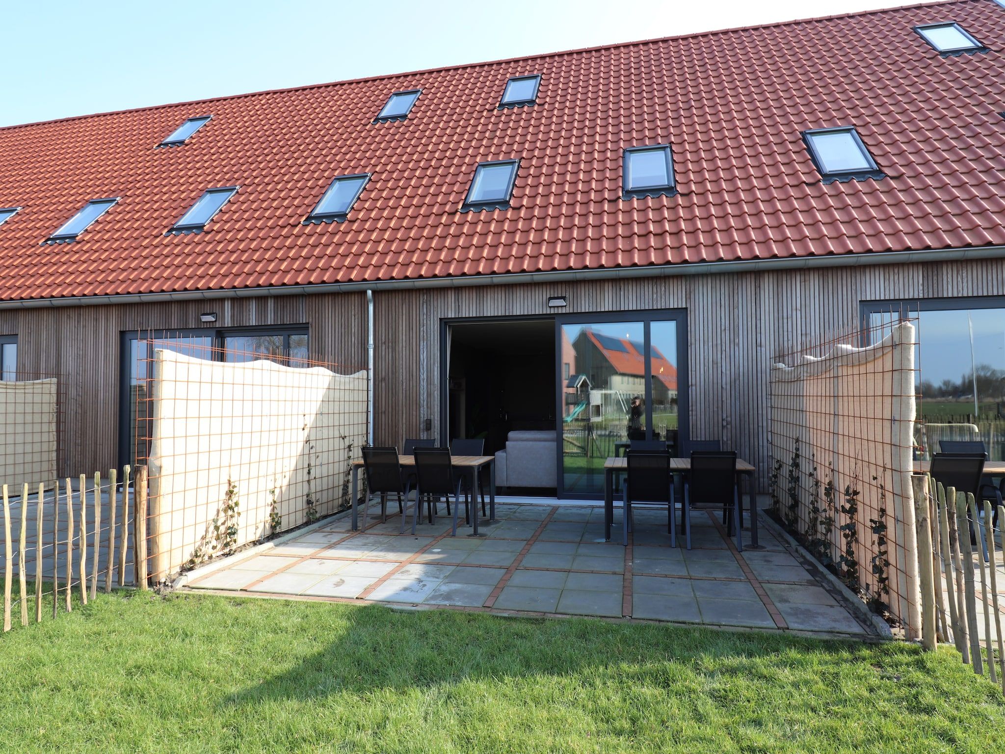De buitenkant van Moderne villa op het Friese platteland in leons