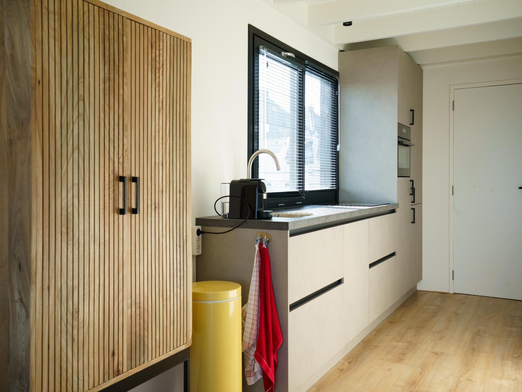 De keuken van Houseboat Meerzicht in Offingawier