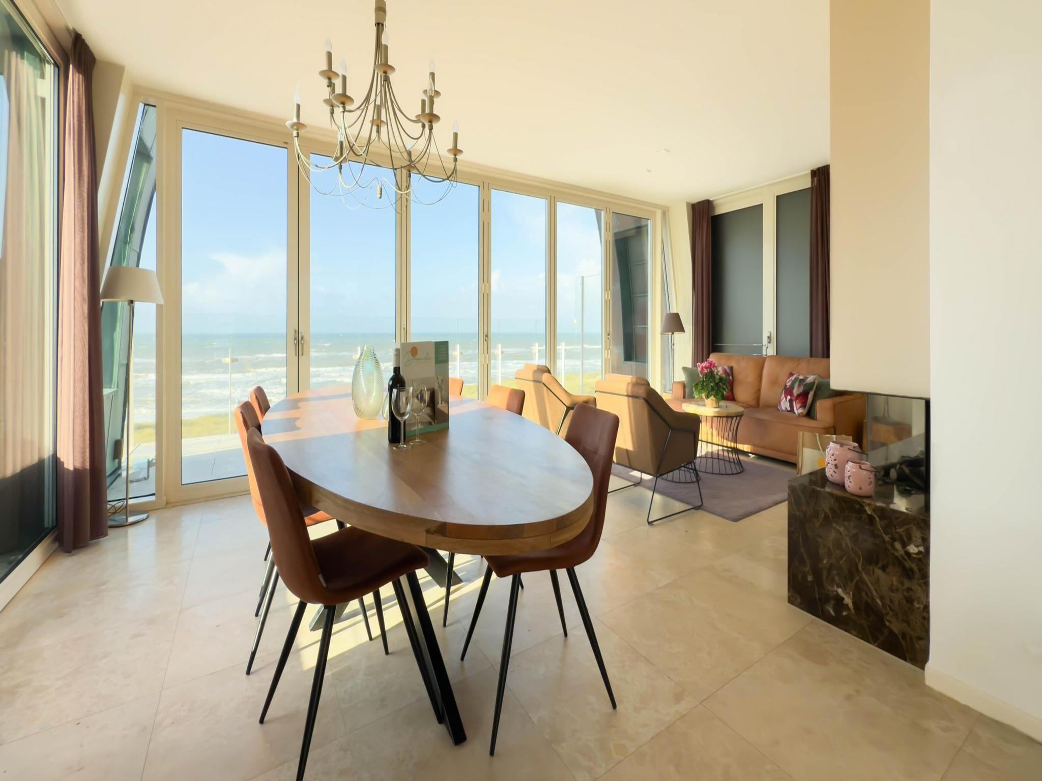 De woonkamer van Droomlicht in Egmond aan Zee