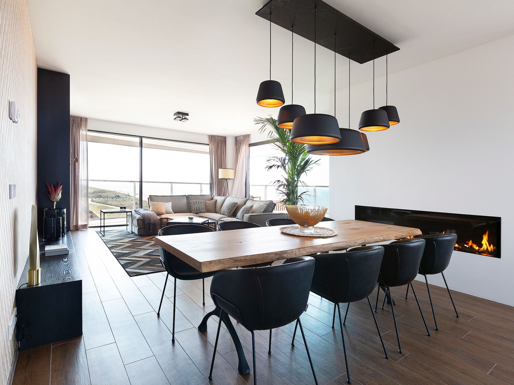 De eetkamer van Droomsuites Egmond aan Zee - 8 person apartment in Egmond aan Zee