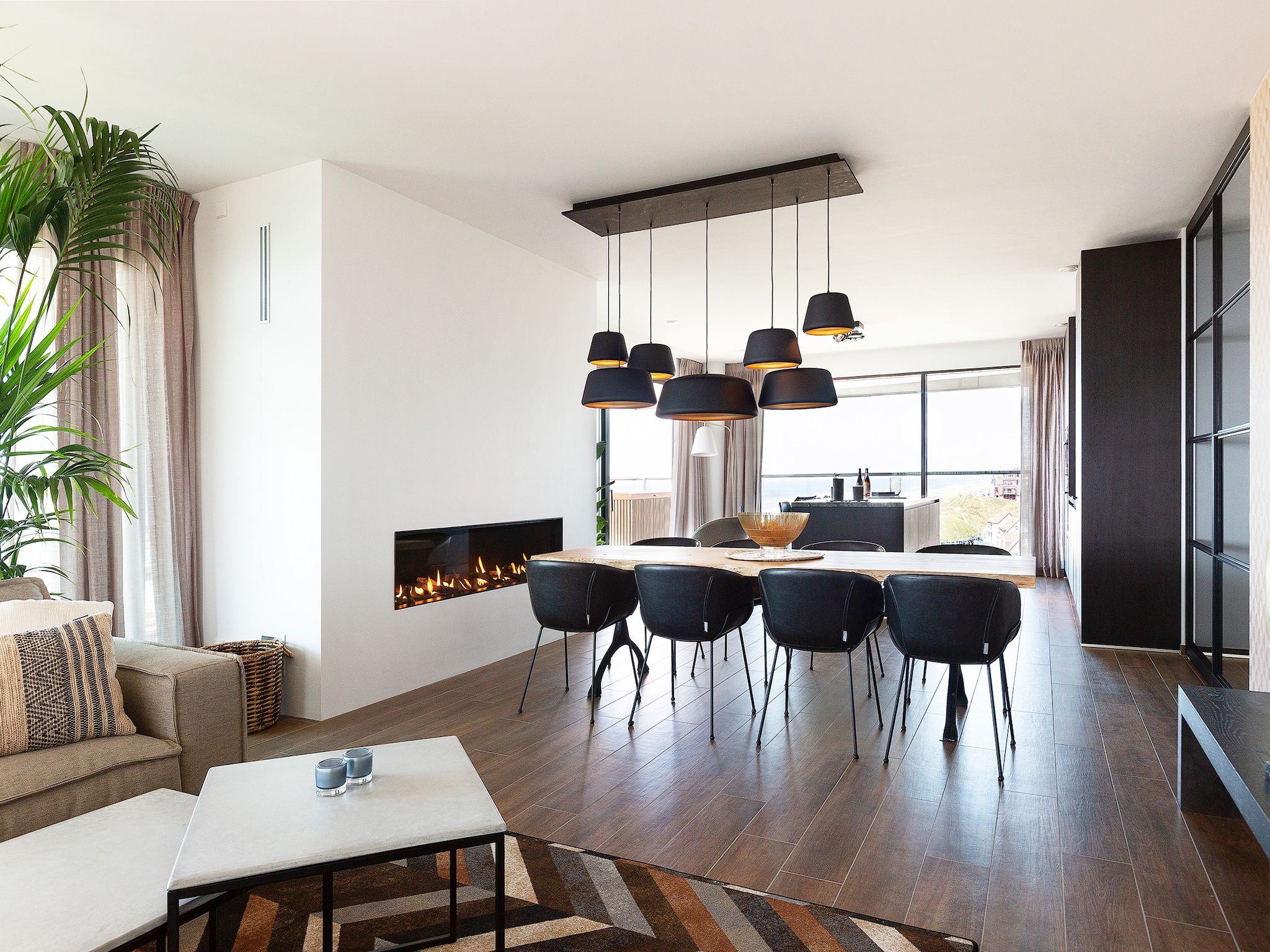 De eetkamer van Droomsuites Egmond aan Zee - 8 person apartment in Egmond aan Zee