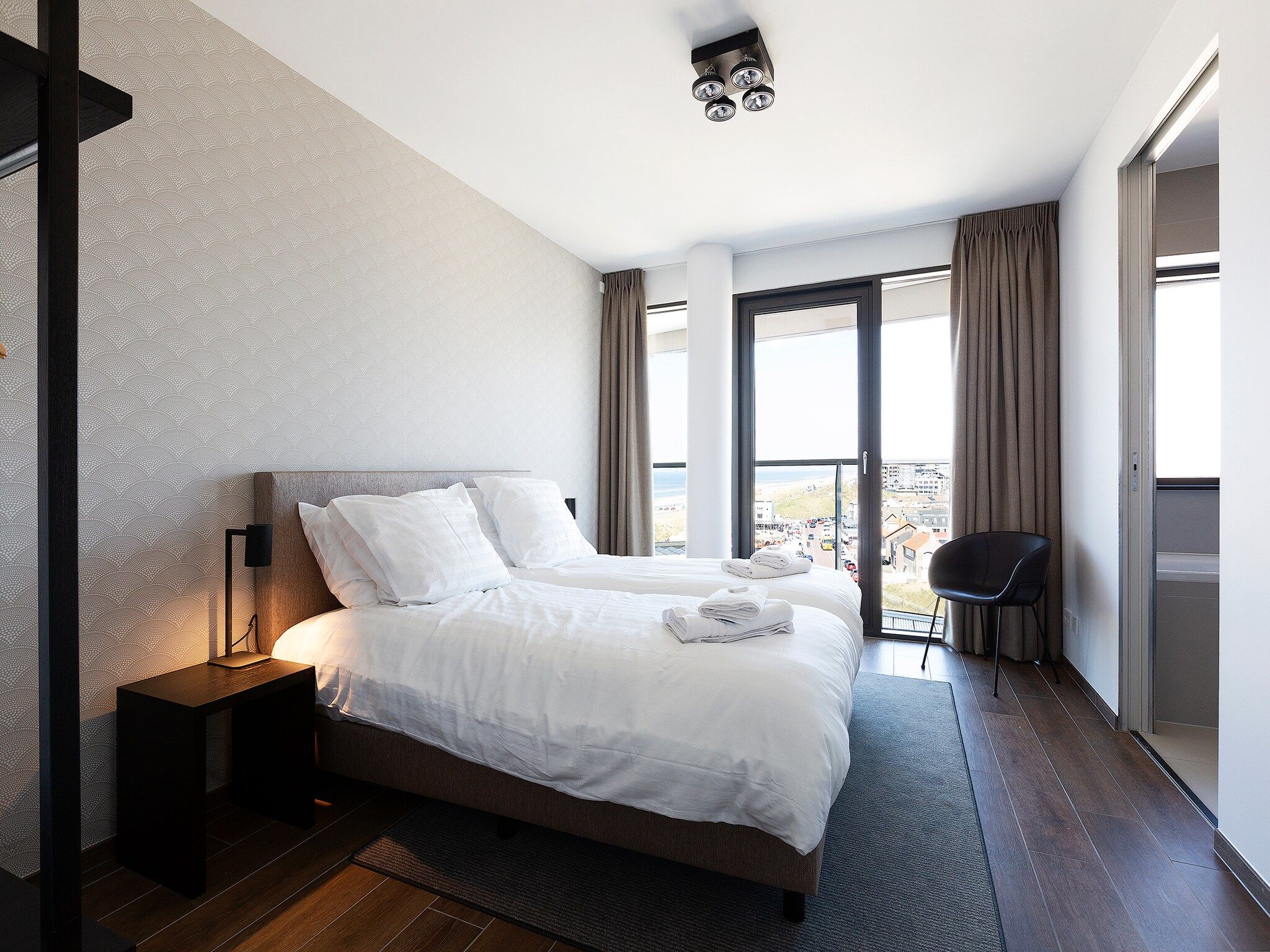 Een slaapkamer van Droomsuites Egmond aan Zee - 8 person apartment in Egmond aan Zee