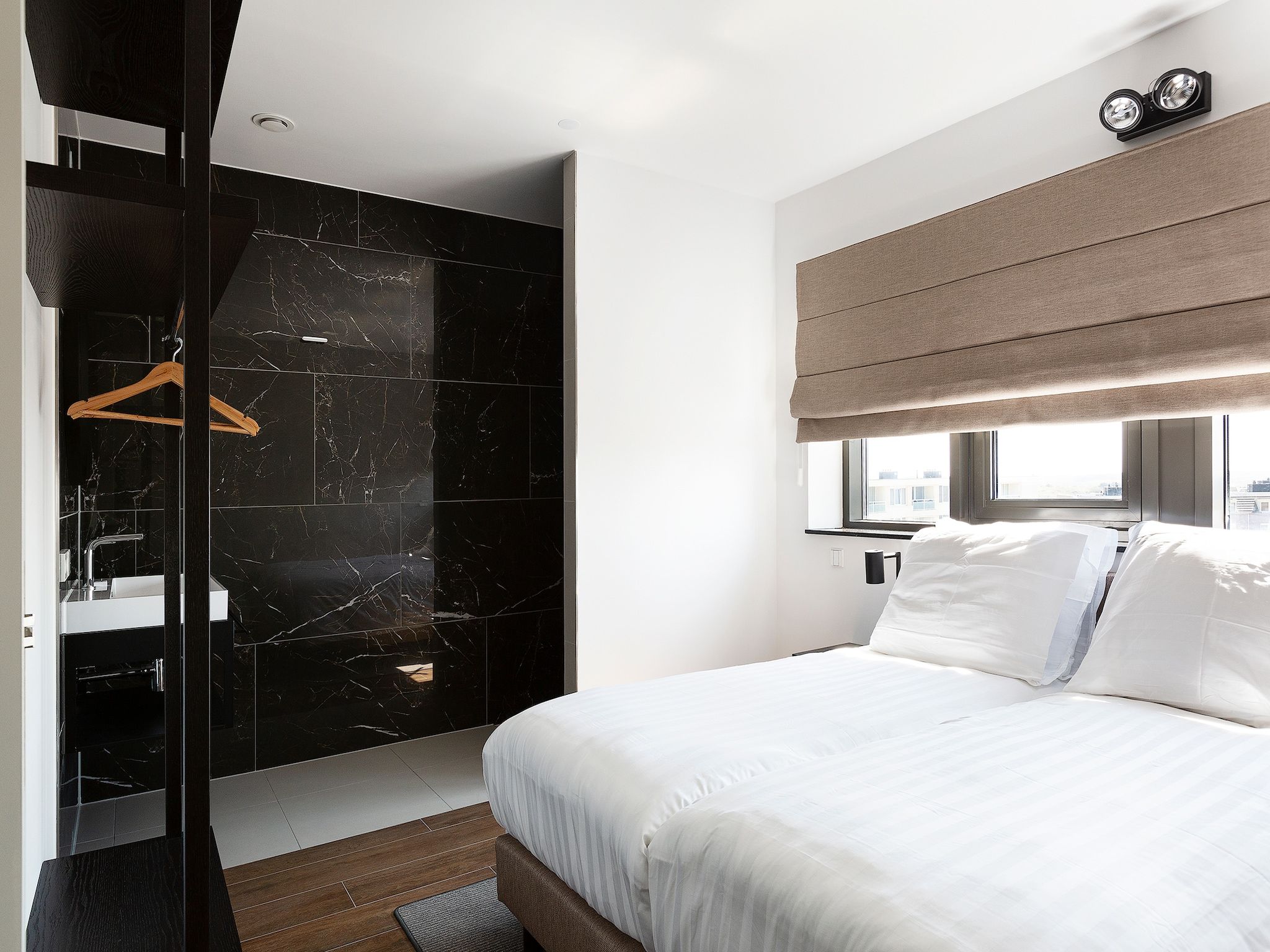 Een slaapkamer van Droomsuites Egmond aan Zee - 8 person apartment in Egmond aan Zee