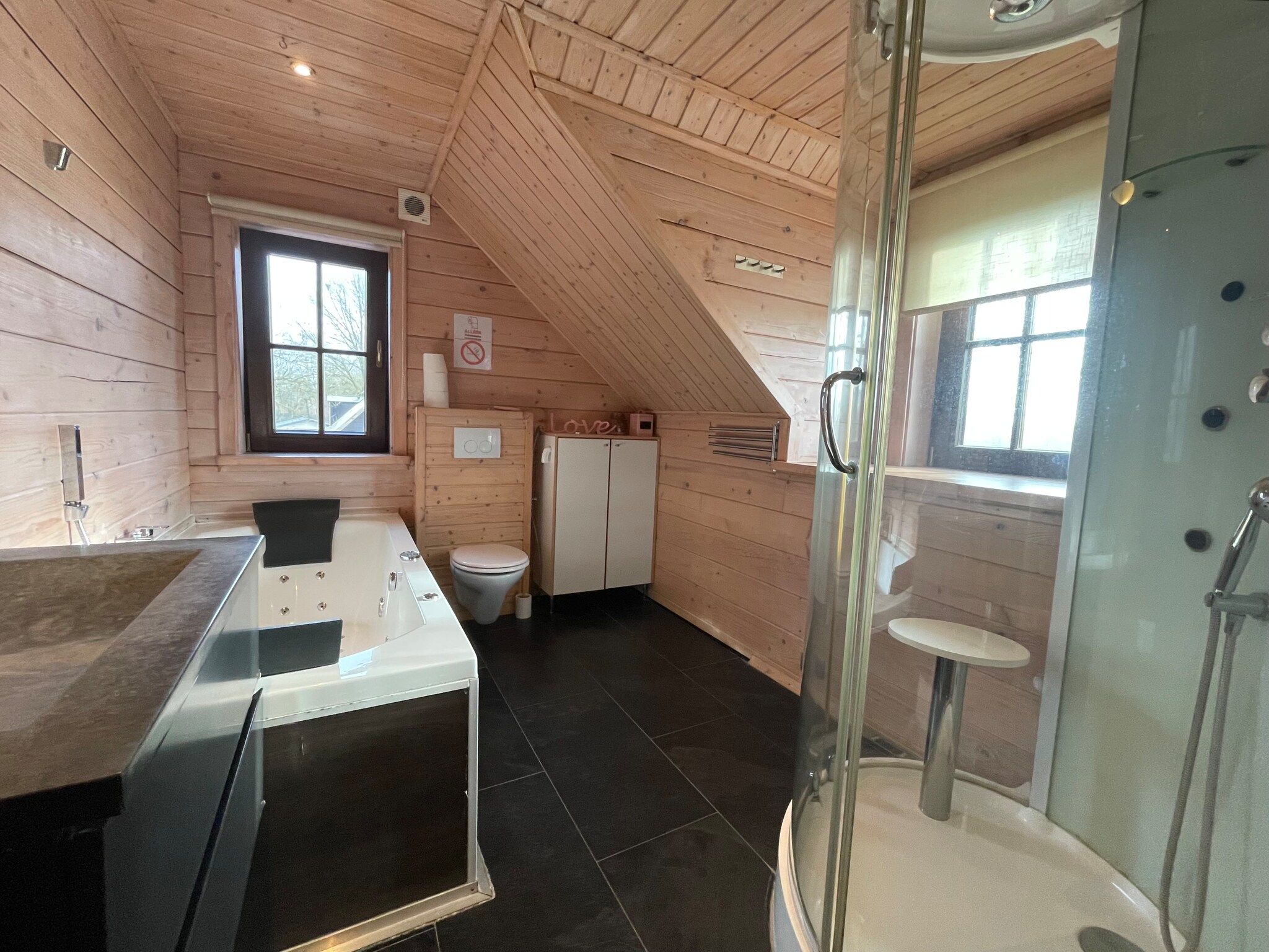 De badkamer van Salland Hideaway - 4 persons in Den Ham